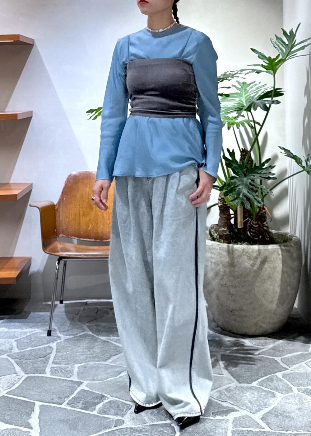 ブラック系のサンダル、ブラウン系のキャミソール、ブルー系のデニムパンツを着用したレディースの秋コーディネートの8枚目の写真