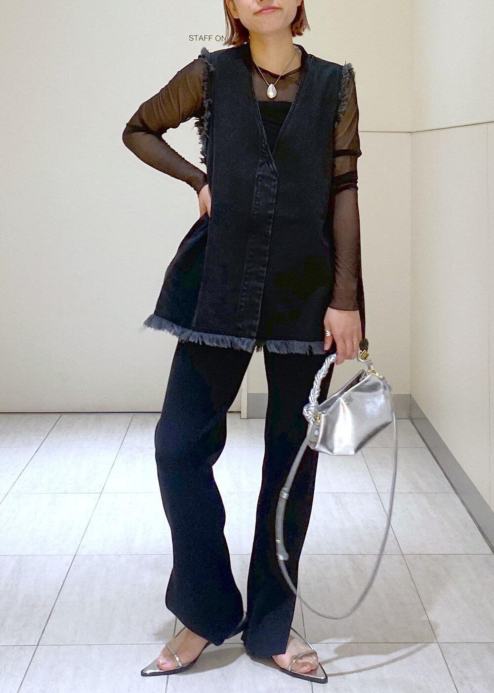 「GANNI、ガニー、Ben Amun、ベンアムン、24SS、24SS春の新作、デニムベスト、ニットパンツ、ママコーデ、休日スタイル、お出かけコーデ、大人かわいい、ADAM ET ROPÉ、骨格ウェーブ、ブルべ」|「ADAM ET ROPE'のナローフラットサンダル(サンダル、シルバー系)」を使った、KUBOTAさん(レディース・159cm)の春コーディネートの4枚目の写真