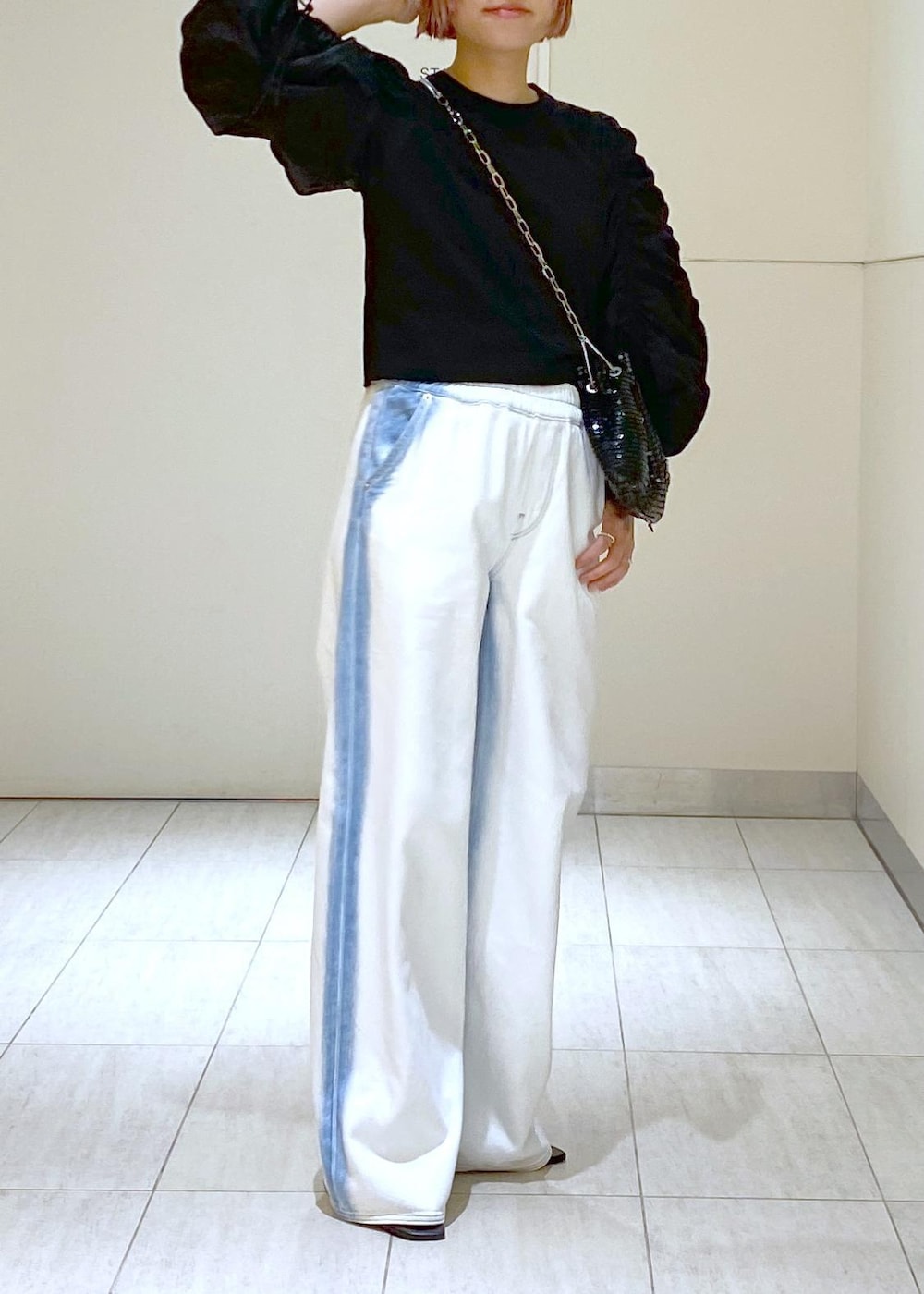 ブラック系のサンダル、ブラック系のTシャツ/カットソー、ブラック系のハンドバッグを着用したレディースの春コーディネートの4枚目の写真