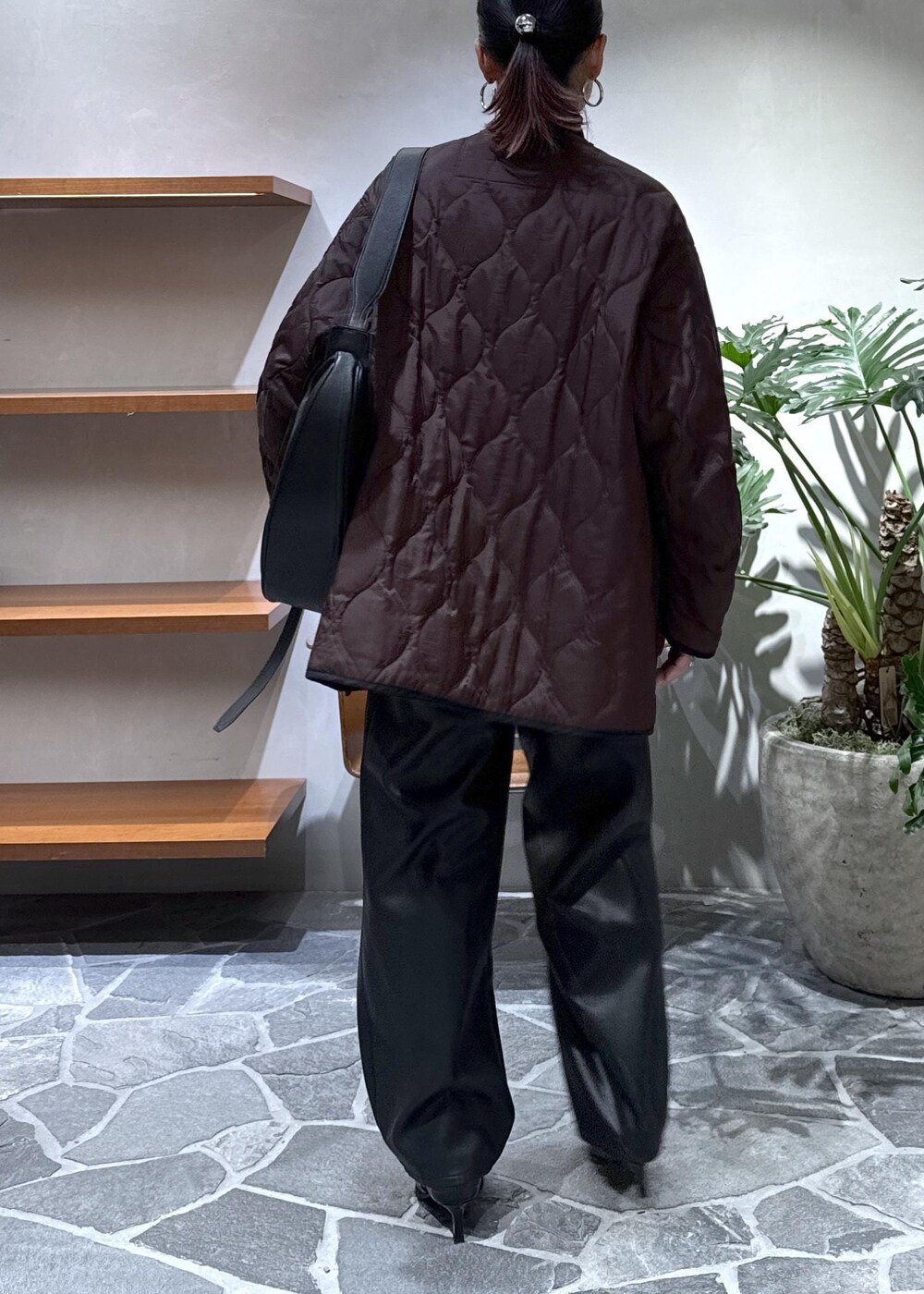 ブラック系のショルダーバッグ、ブラック系のパンプス、ブラック系のその他パンツを着用したレディースの秋コーディネートの4枚目の写真