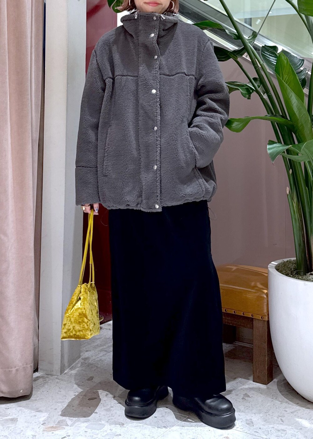 ブラック系のサンダル、グレー系のブルゾン、イエロー系のハンドバッグを着用したレディースの秋コーディネートの8枚目の写真