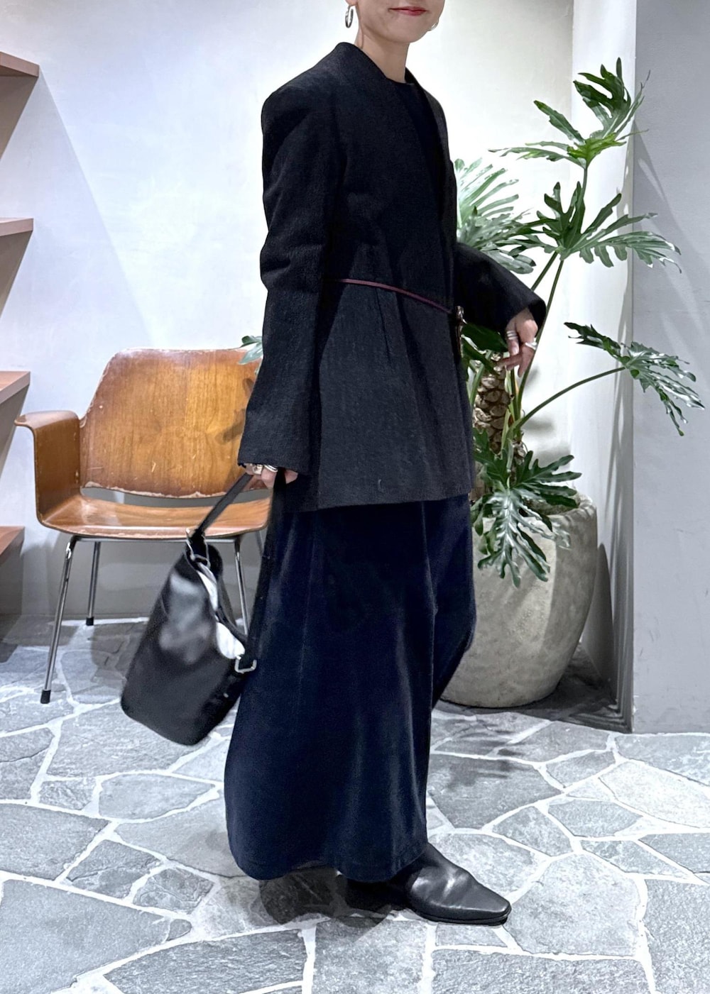 グレー系のシャツ/ブラウス、ブラック系のショルダーバッグ、ブルー系のワンピースを着用したレディースの冬コーディネートの10枚目の写真