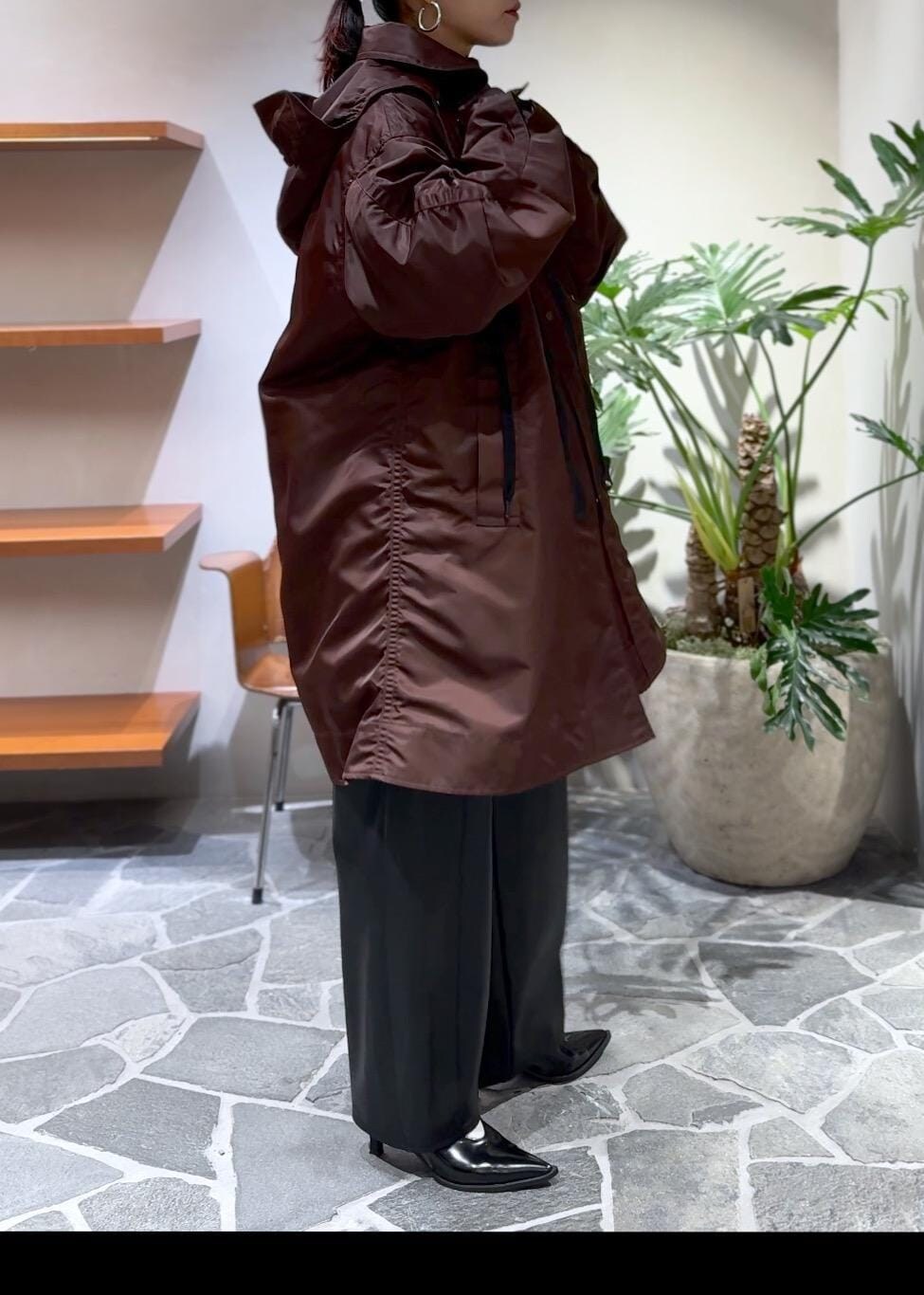 ブラック系のショルダーバッグ、ブラック系のパンプス、ブラック系のその他パンツを着用したレディースの秋コーディネートの6枚目の写真