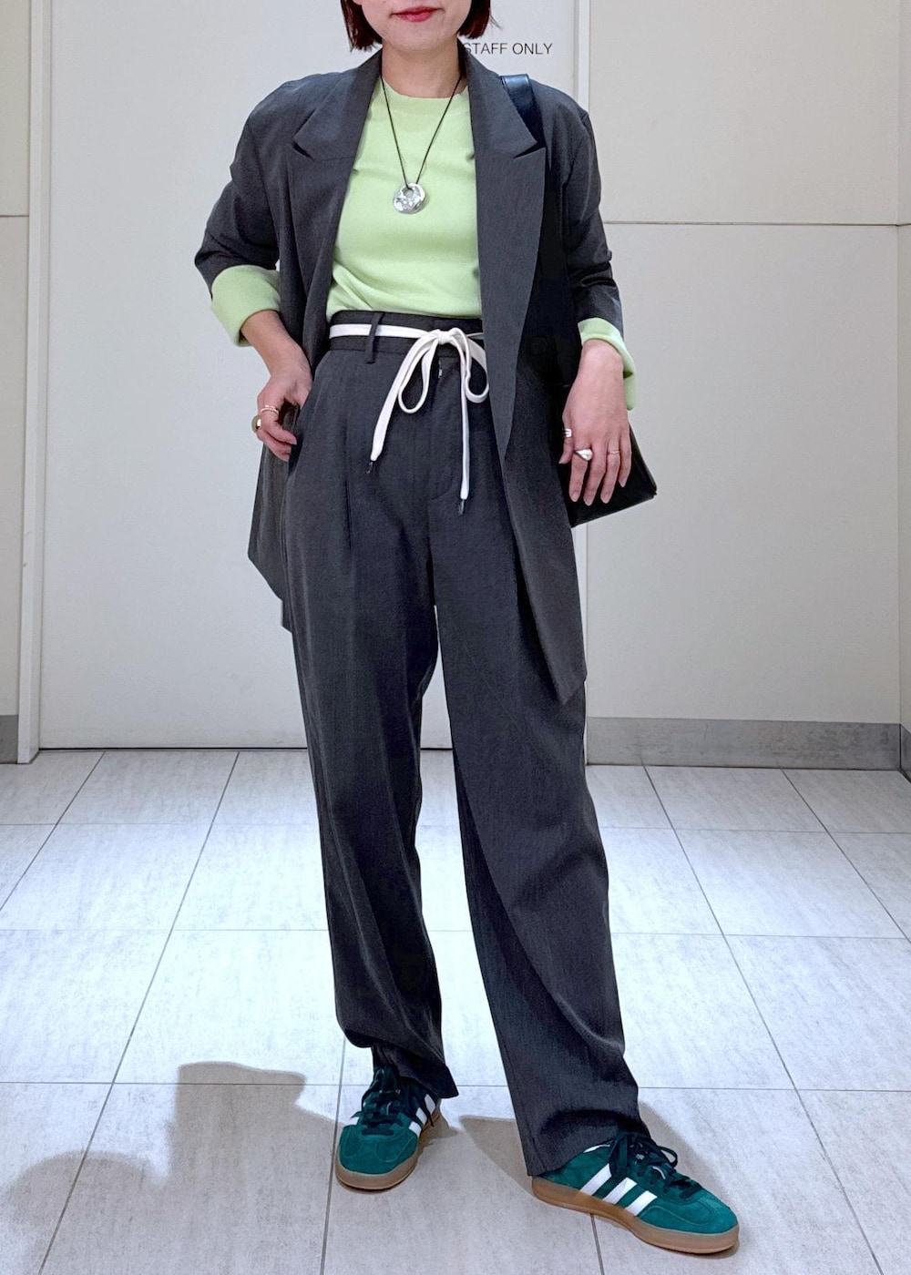 「ジャケット、25ss、25ss春の新作、ウォッシャブル、セレモニー、ママ、ママコーデ、adidas、アディダス、gazelle、ガゼル、スニーカー、ニット/セーター、初春コーデ、春コーデ」|「adidasの【adidas(アディダス)】GAZELLE INDOOR(スニーカー、グリーン系)」を使った、KUBOTAさん(レディース・159cm)の冬コーディネートの3枚目の写真