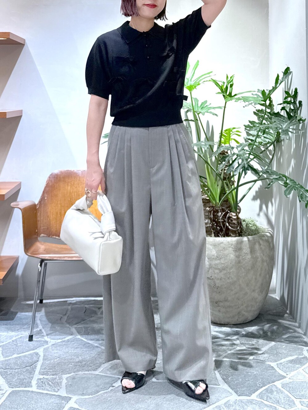 「デザイントップス、リボン、ワイドパンツ、スラックスパンツ、25ss、25ss春の新作、ママ、ママコーデ、大人コーデ、キレイめカジュアル、初春コーデ、春コーデ、デートコーデ、お出かけコーデ、旅行コーデ」|「ADAM ET ROPE'のポインテッドウェーブミュール(サンダル、ブラック系)」を使った、KUBOTAさん(レディース・159cm)の春コーディネートの7枚目の写真