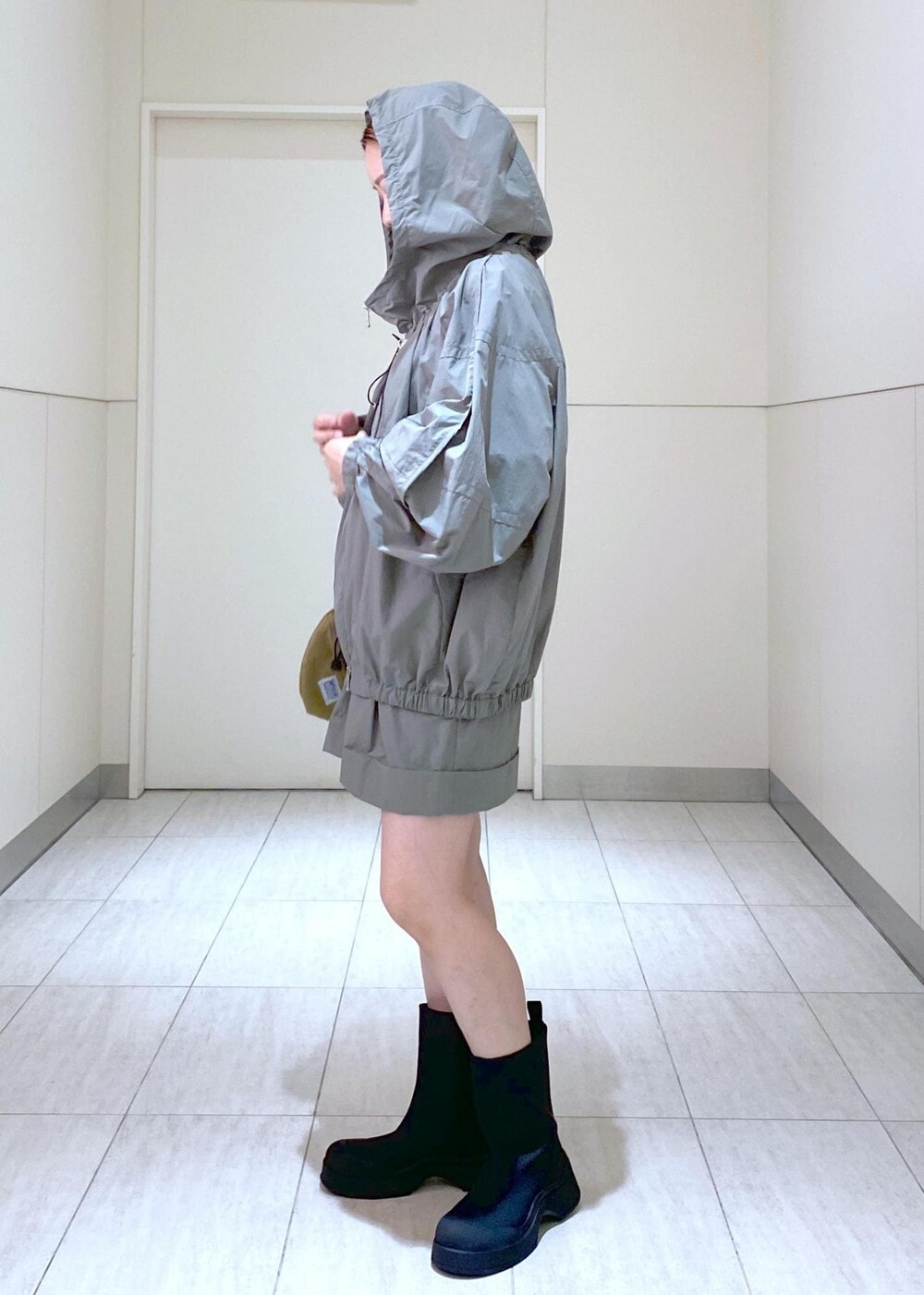 ホワイト系のニット/セーター、ベージュ系のボディバッグ/ウエストポーチ、グリーン系のその他アウターを着用したレディースの夏コーディネートの7枚目の写真