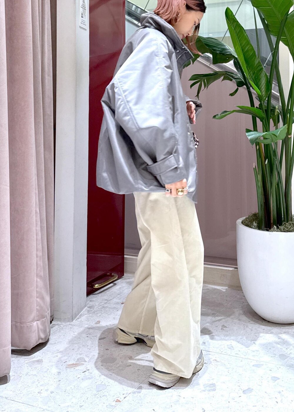 「upper hights for ADAM ET ROPE'、GANNI for ADAM ET ROPÉ、Champion for ADAM ET ROPÉ、アッパーハイツ、ガニー、チャンピオン、コーデュロイパンツ、コールテンパンツ、レオパード、ミニバッグ、スニーカー、ナイキ、NIKE、NIKE V2K RUN、24aw」｜「ADAM ET ROPE'の【upper hights for ADAM ET ROPE'】別注 THE U-BENCH（その他アウター、グレー系）」を使った、KUBOTAさん（レディース・159cm）の秋コーディネートの3枚目の写真
