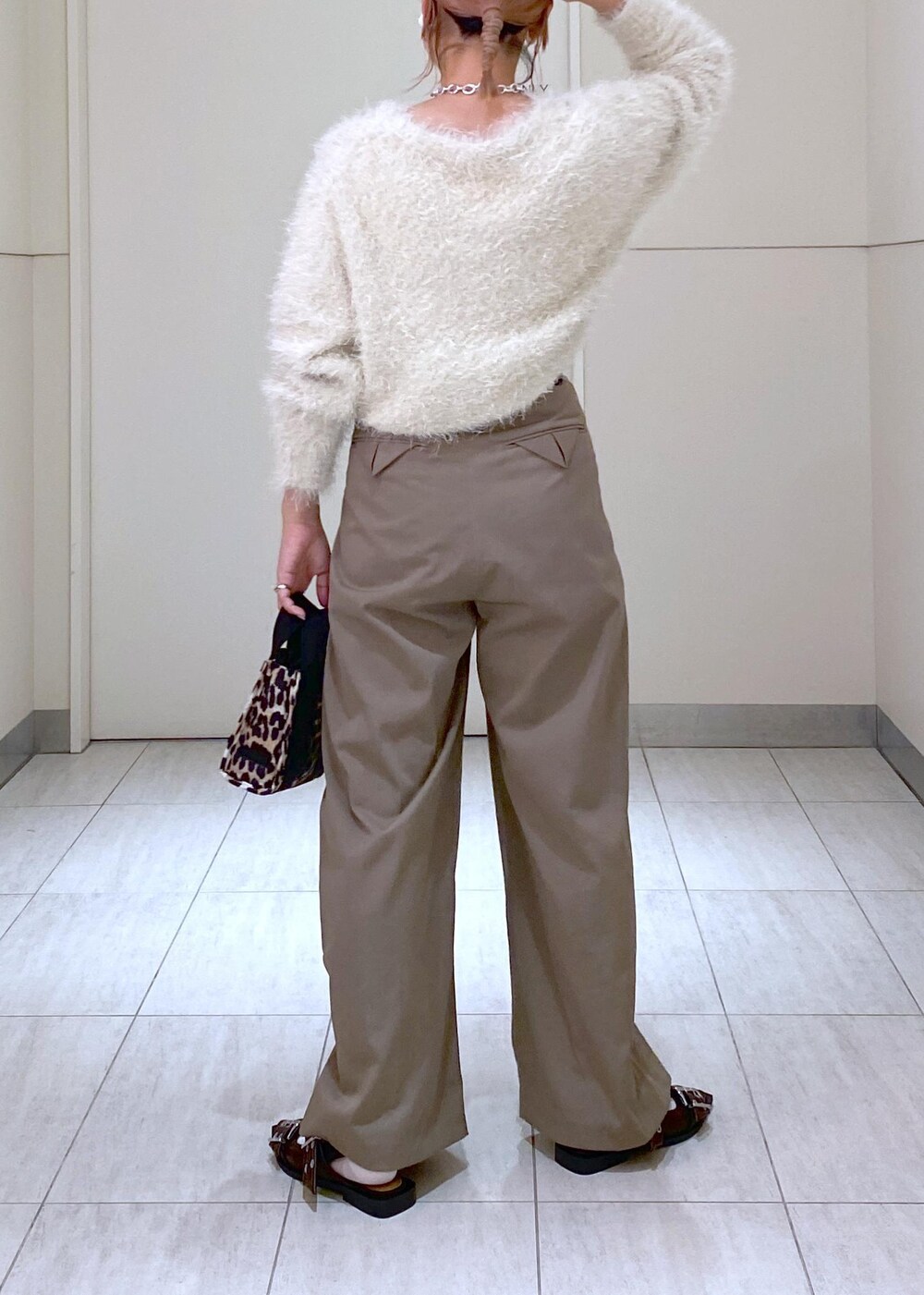 「GANNI、GANNI for ADAM ET ROPÉ、24aw、24aw秋の新作、ドレスバンツ、ニット、ママ、ママコーデ、大人かわいい、キレイめカジュアル、初秋コーデ、秋コーデ、初冬コーデ、デートコーデ、お出かけコーデ」|「ADAM ET ROPE'のバイカラーベルトドレスパンツ(スラックス、グリーン系)」を使った、KUBOTAさん(レディース・159cm)の秋コーディネートの8枚目の写真