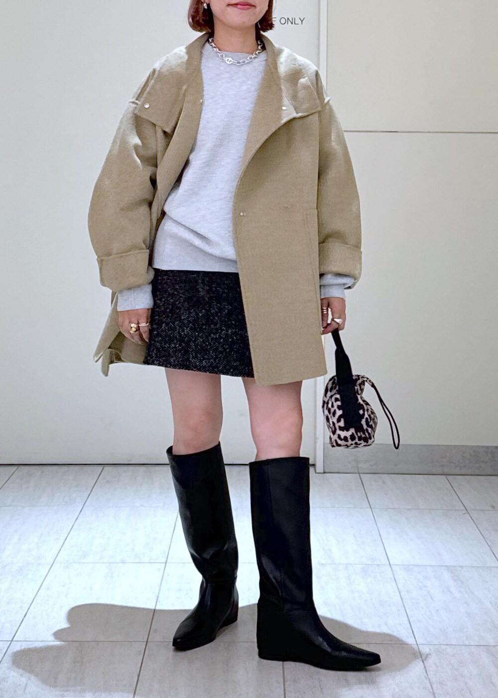 「WEB限定、リバーコート、GANNI、ガニー、ロングブーツ、ツイード、ミニスカート、24aw、24aw冬の新作、24aw秋の新作、ニットスウェット、大人、大人コーデ、ママコーデ、ママ」|「ADAM ET ROPE'の【GANNI(ガニー)】RECYCLED TECH POUCH PRINT(ハンドバッグ、ブラウン系)」を使った、KUBOTAさん(レディース・159cm)の秋コーディネートの3枚目の写真