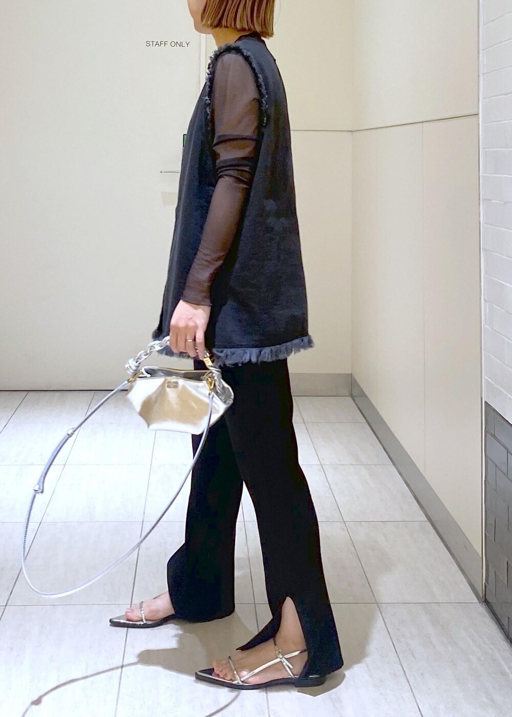 「GANNI、ガニー、Ben Amun、ベンアムン、24SS、24SS春の新作、デニムベスト、ニットパンツ、ママコーデ、休日スタイル、お出かけコーデ、大人かわいい、ADAM ET ROPÉ、骨格ウェーブ、ブルべ」|「ADAM ET ROPE'のナローフラットサンダル(サンダル、シルバー系)」を使った、KUBOTAさん(レディース・159cm)の春コーディネートの5枚目の写真