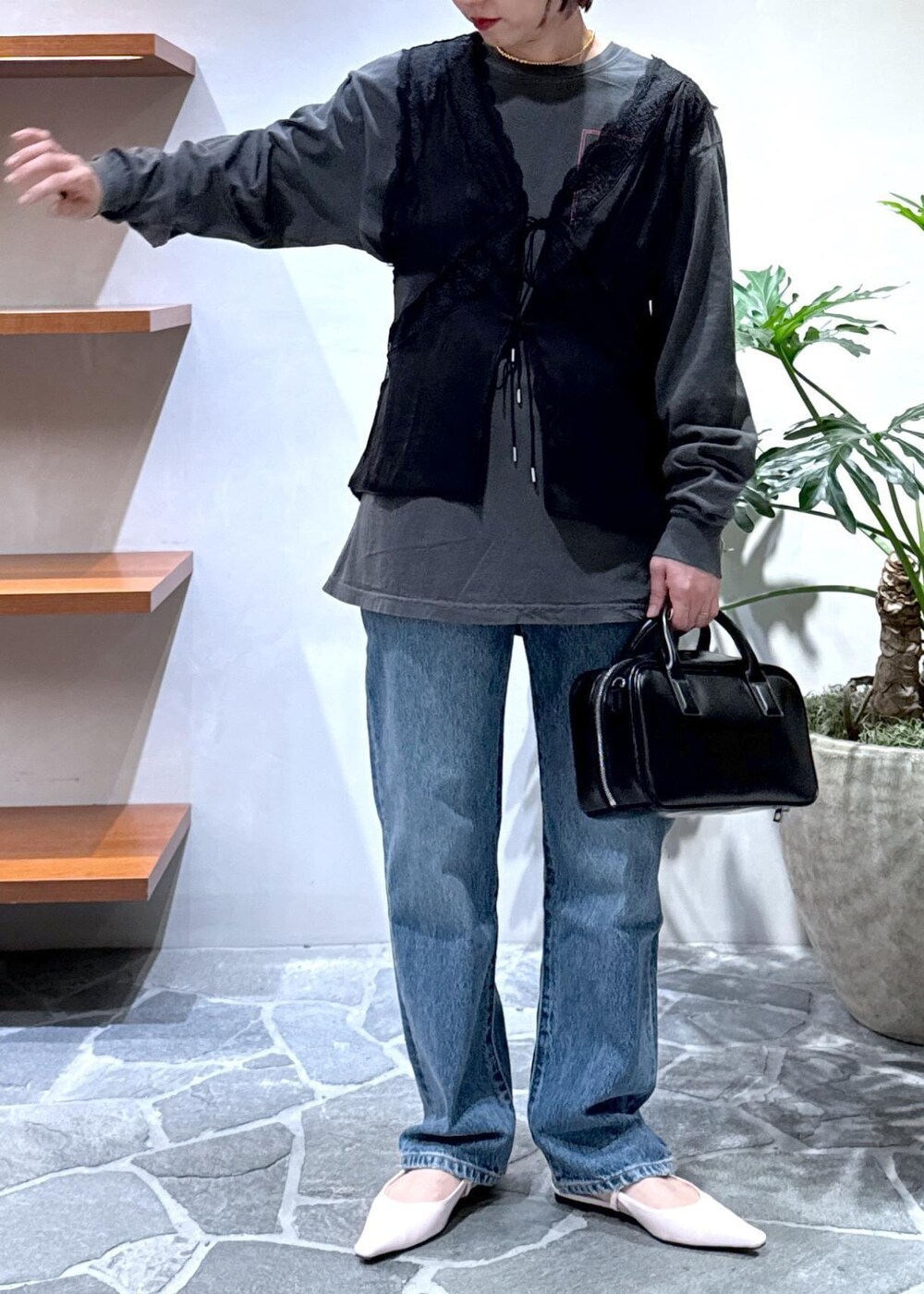 ピンク系のその他シューズ、グレー系のTシャツ/カットソー、ブラック系のベストを着用したレディースの春コーディネートの7枚目の写真