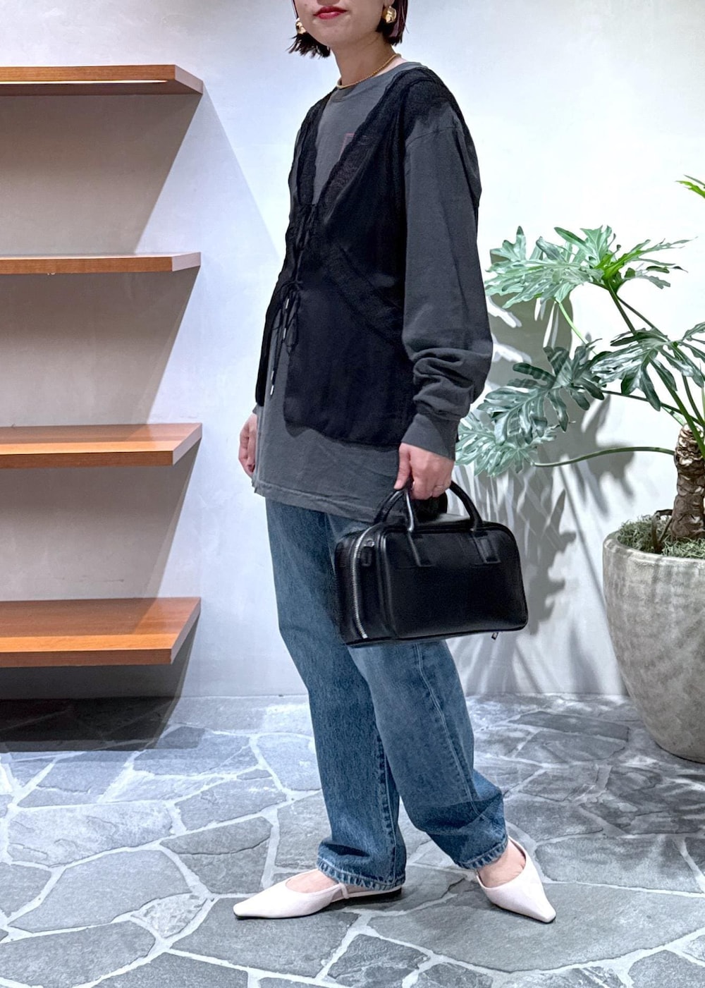 ピンク系のその他シューズ、グレー系のTシャツ/カットソー、ブラック系のベストを着用したレディースの春コーディネートの2枚目の写真