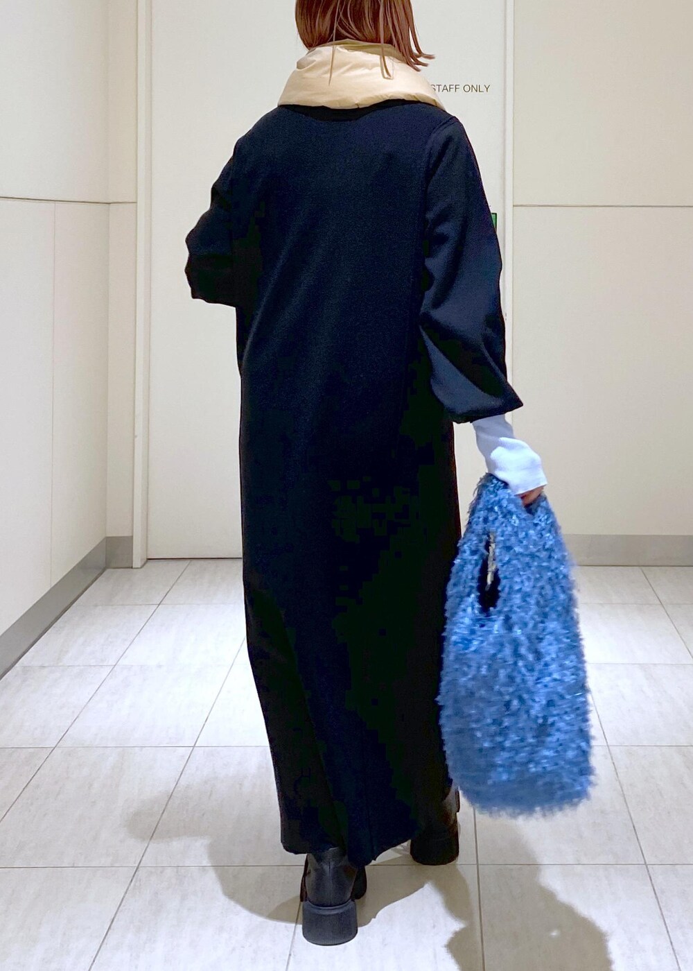 ブラック系のブーツ、ブルー系のニット/セーターを着用したレディースの冬コーディネートの4枚目の写真