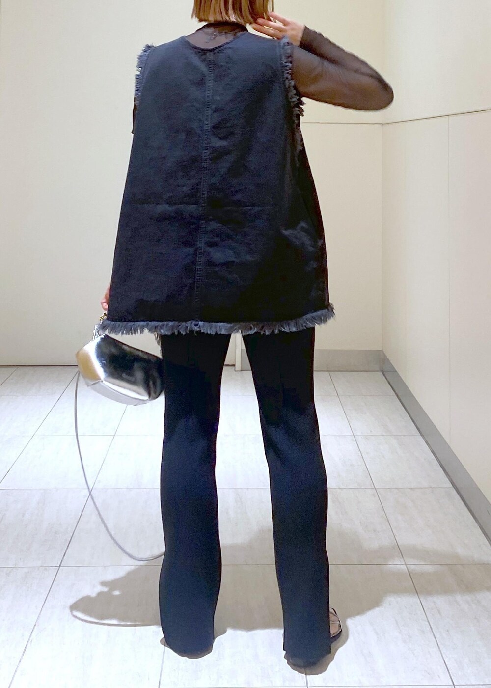 「GANNI、ガニー、Ben Amun、ベンアムン、24SS、24SS春の新作、デニムベスト、ニットパンツ、ママコーデ、休日スタイル、お出かけコーデ、大人かわいい、ADAM ET ROPÉ、骨格ウェーブ、ブルべ」|「ADAM ET ROPE'のナローフラットサンダル(サンダル、シルバー系)」を使った、KUBOTAさん(レディース・159cm)の春コーディネートの6枚目の写真