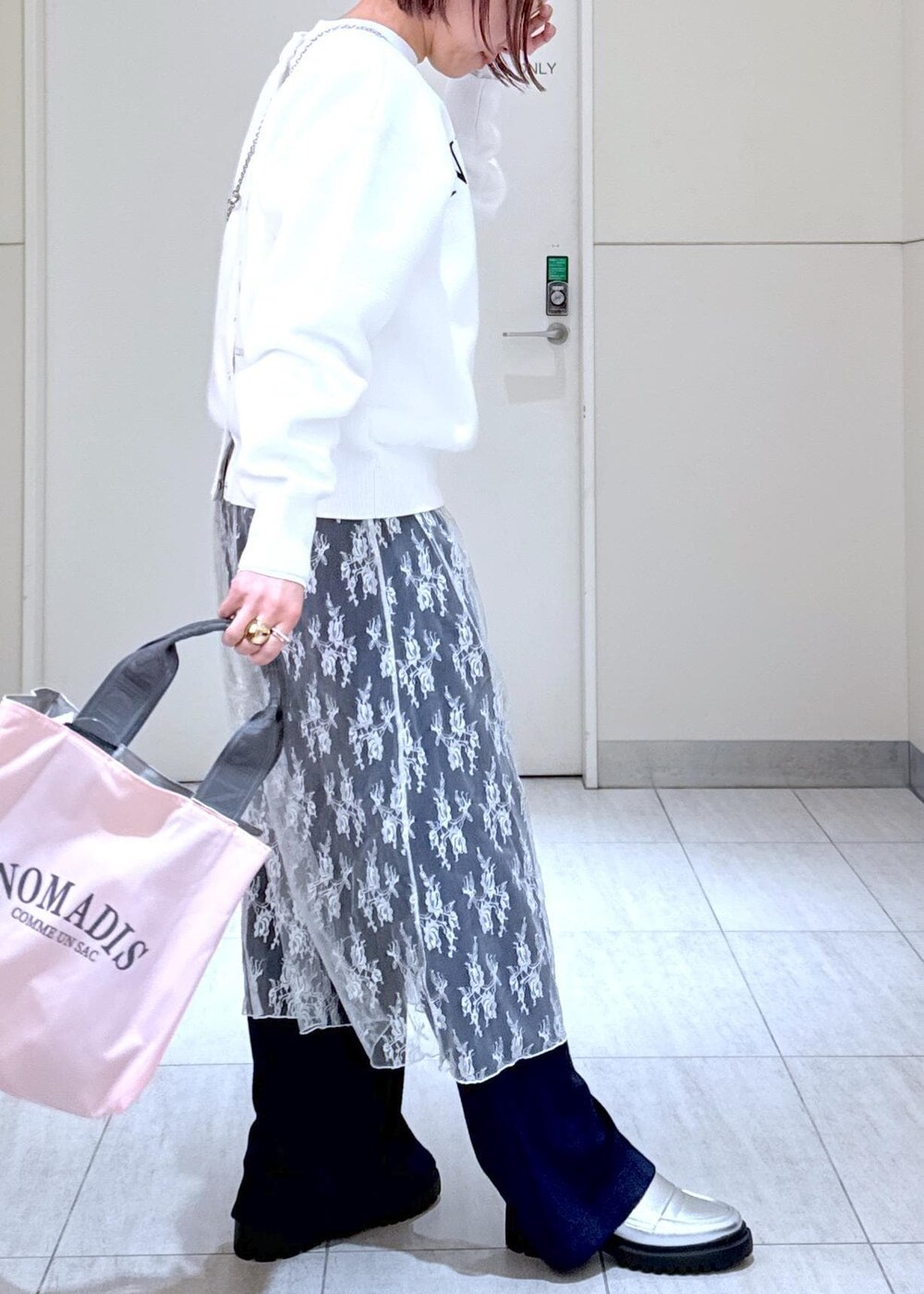 ホワイト系のTシャツ/カットソー、ブラック系のショルダーバッグ、ピンク系のハンドバッグを着用したレディースの冬コーディネートの6枚目の写真