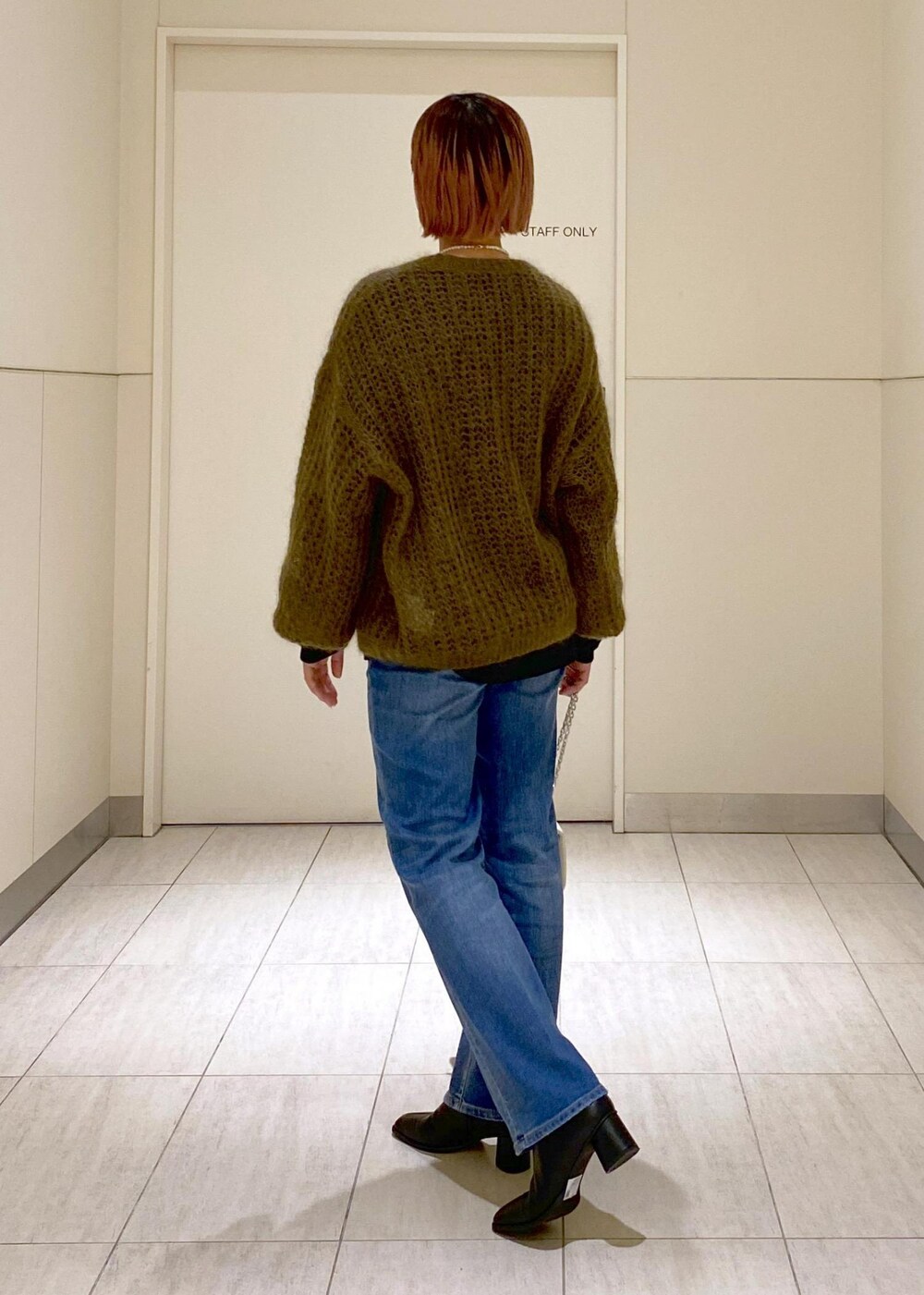 「Healthy denim、ヘルシーデニム、Hai、ハイ、パールネックレス、ショートブーツ、モヘヤ、JANE SMITH、ジェーンスミス、ママコーデ、休日スタイル、楽ちんコーデ、チェーンバッグ、ADAM ET ROPÉ、骨格ウェーブ」|「ADAM ET ROPE'のシアーモヘヤプルオーバー(ニット/セーター、ブラウン系)」を使った、KUBOTAさん(レディース・159cm)の秋コーディネートの4枚目の写真