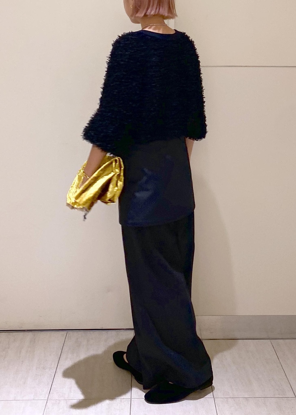 ブラック系のパンプス、ブラック系のスラックス、ブラック系のスカートを着用したレディースの秋コーディネートの2枚目の写真