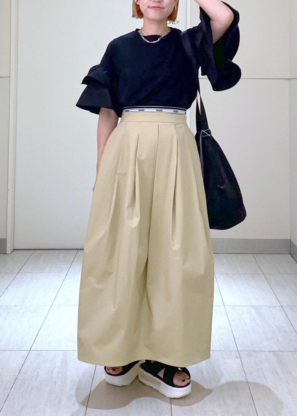「24SS、24SS春の新作、24SS夏の新作、大人かわいい、大人フェミニン、カジュアルフェミニン、休日スタイル、休日コーデ、お出かけコーデ、ママコーデ、30代、フォトT、ラッフルT、チノ、NOMADIS」｜「ADAM ET ROPE'のコネクトチェーンネックレス（ネックレス、シルバー系）」を使った、KUBOTAさん（レディース・159cm）の春コーディネートの7枚目の写真