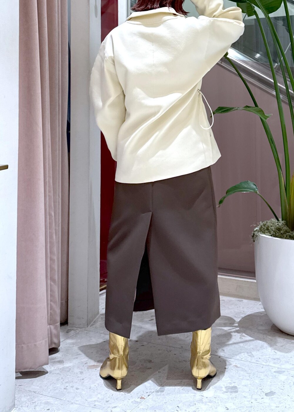「コクーンスカート、スパンコール、巾着バッグ、セールアイテム、セール、24aw、24aw冬の新作、ママ、ママコーデ、大人コーデ、大人、初冬コーデ、冬コーデ、お出かけコーデ、旅行コーデ」|「ADAM ET ROPE'のポインテッドストレッチブーツ(ブーツ、ゴールド系)」を使った、KUBOTAさん(レディース・159cm)の冬コーディネートの6枚目の写真