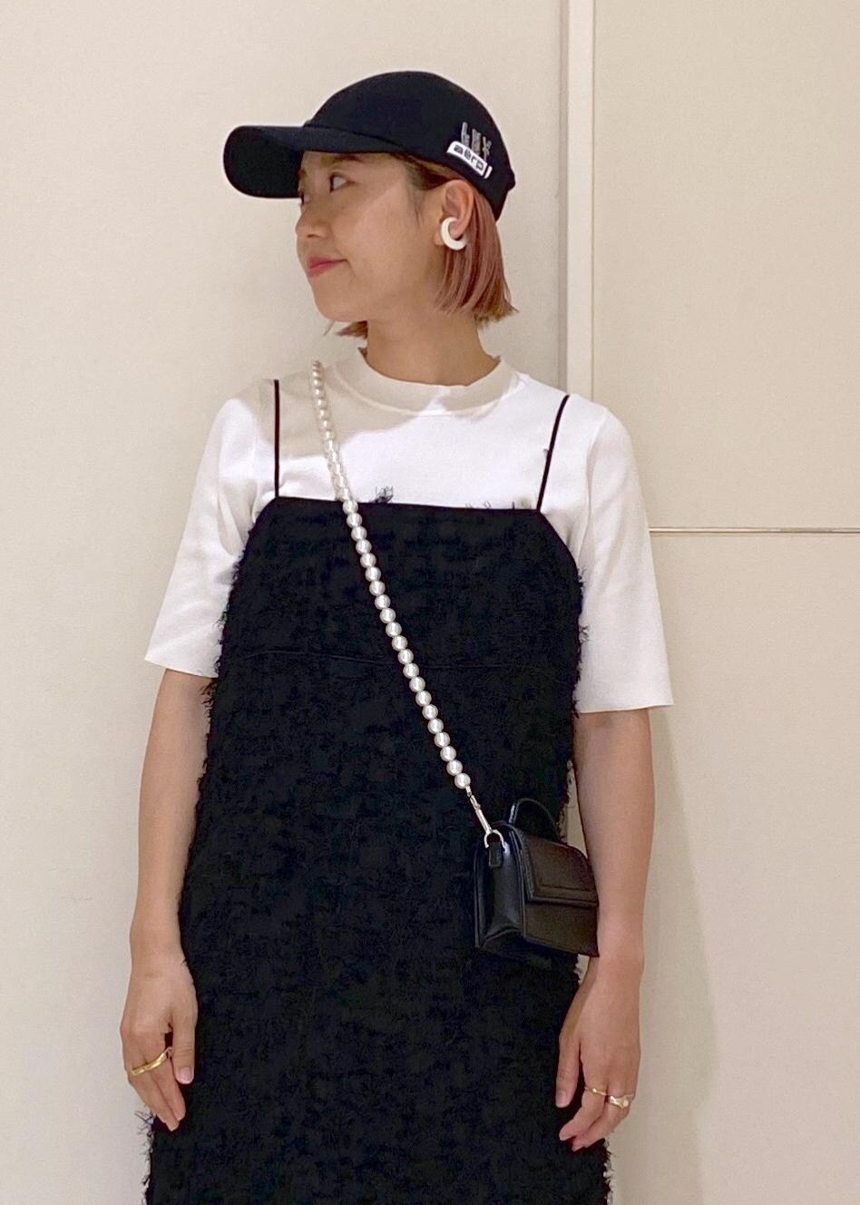 ブラック系のワンピース、グレー系のスニーカー、ブラック系のショルダーバッグを着用したレディースの夏コーディネートの8枚目の写真