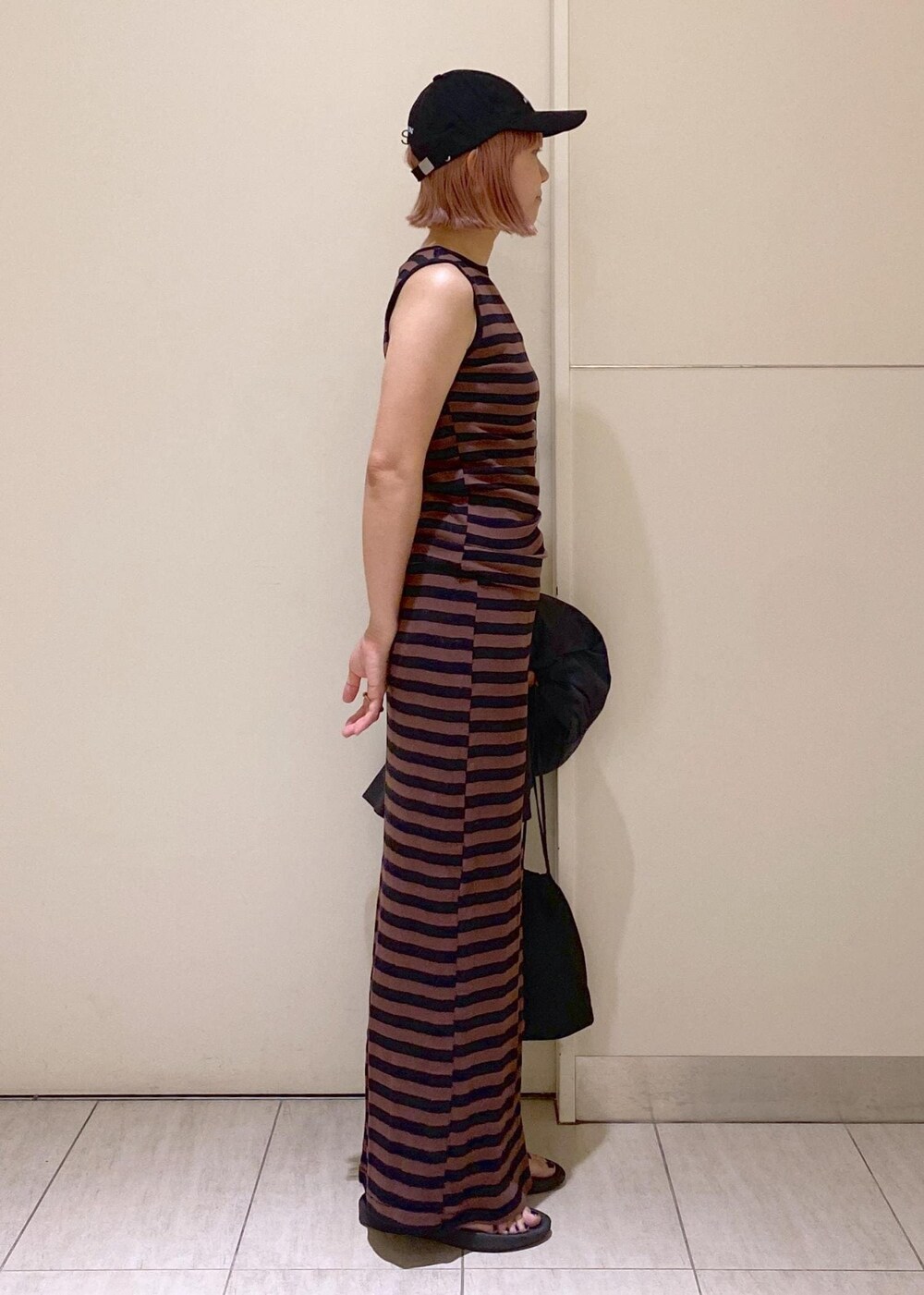 ブラック系のシャツ/ブラウス、ブラック系のショルダーバッグ、ブラウン系のタンクトップを着用したレディースの夏コーディネートの6枚目の写真