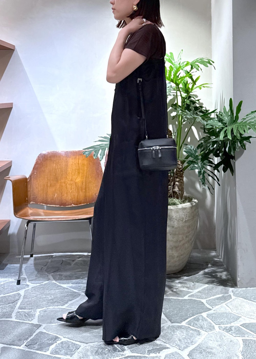 「PROVOKE for ADAM ET ROPÉ、25ss夏の新作、ベースレンジ、ママ、ママコーデ、大人、大人コーデ、バニティバッグ、ロンパース、キレイめカジュアル、春コーデ、初夏コーデ、デートコーデ、お出かけコーデ、旅行コーデ」|「ADAM ET ROPE'のシュリンクミニバニティーバッグ(ショルダーバッグ、ブラック系)」を使った、KUBOTAさん(レディース・159cm)の春コーディネートの3枚目の写真