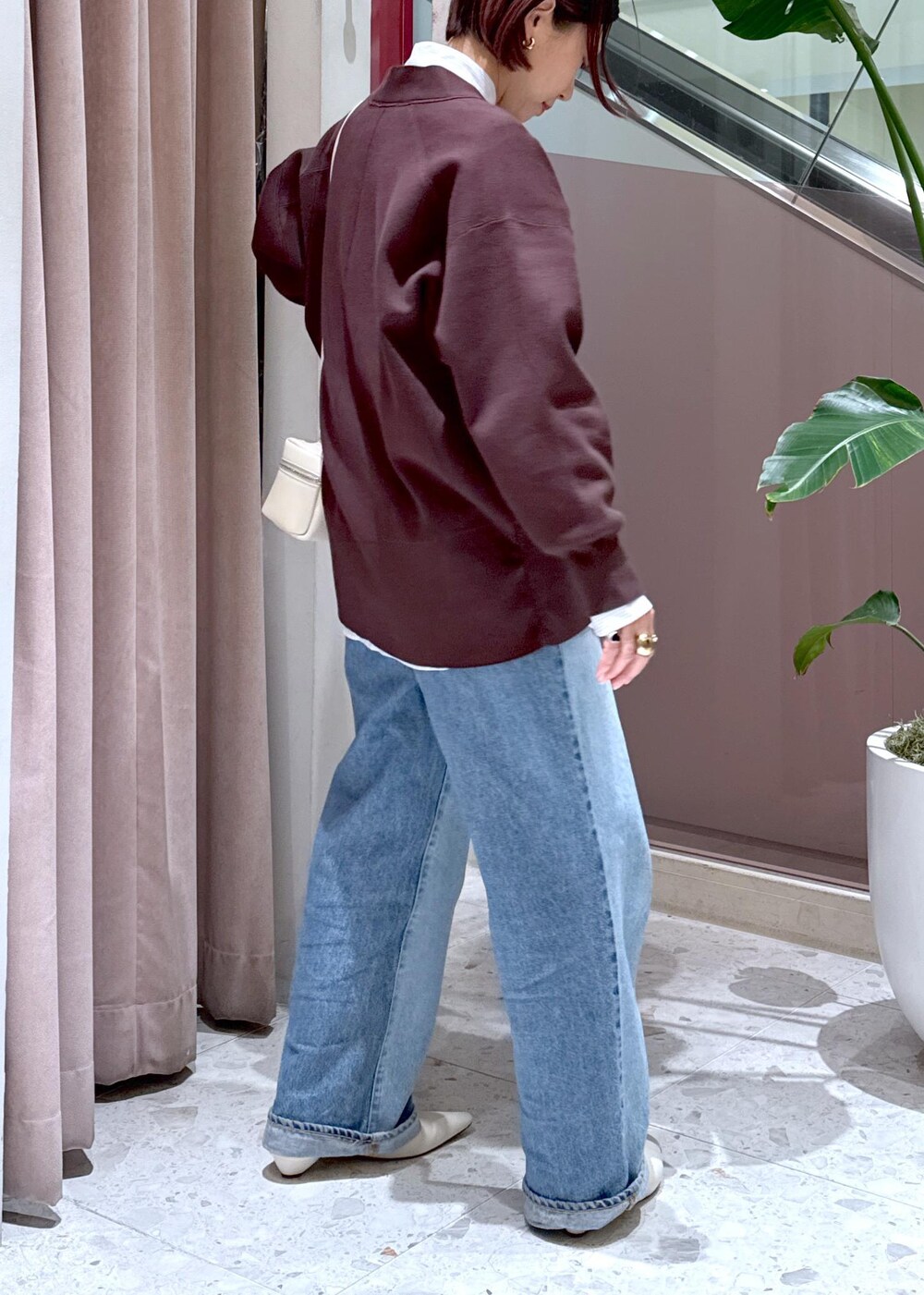 「HOMME girls、オムガール、バンドカラーシャツ、シャツ、バニティバッグ、ニードバイ、デニム、デニムコーデ、25ss、25ss春の新作、ママ、ママコーデ、休日コーデ、初春コーデ、お出かけコーデ」|「NEEDBY heritageの【NEEDBY for ADAM ET ROPE'】別注LUNA WIDE STRAIGHT(デニムパンツ、ブルー系)」を使った、KUBOTAさん(レディース・159cm)の冬コーディネートの6枚目の写真