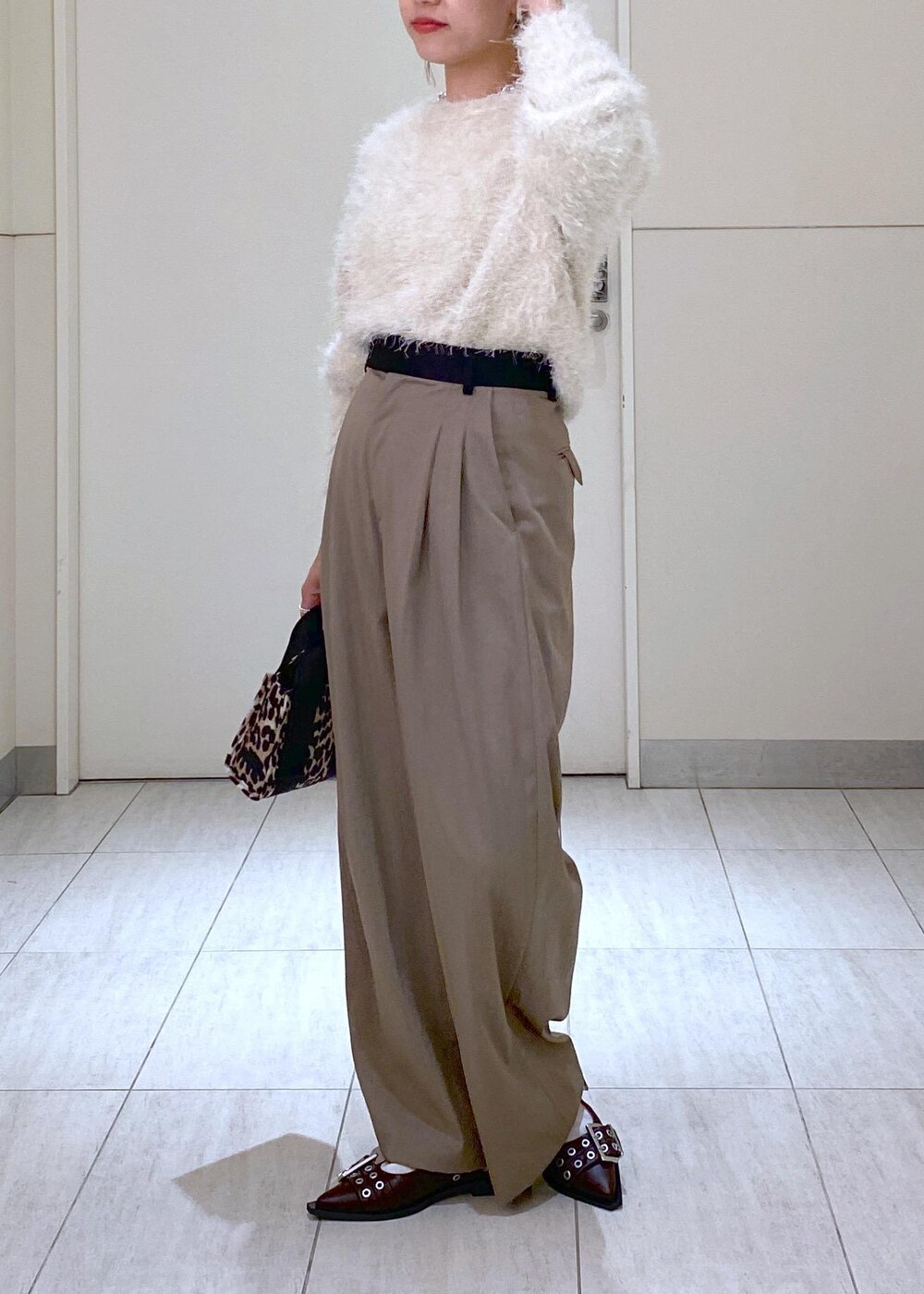 「GANNI、GANNI for ADAM ET ROPÉ、24aw、24aw秋の新作、ドレスバンツ、ニット、ママ、ママコーデ、大人かわいい、キレイめカジュアル、初秋コーデ、秋コーデ、初冬コーデ、デートコーデ、お出かけコーデ」|「ADAM ET ROPE'のバイカラーベルトドレスパンツ(スラックス、グリーン系)」を使った、KUBOTAさん(レディース・159cm)の秋コーディネートの4枚目の写真
