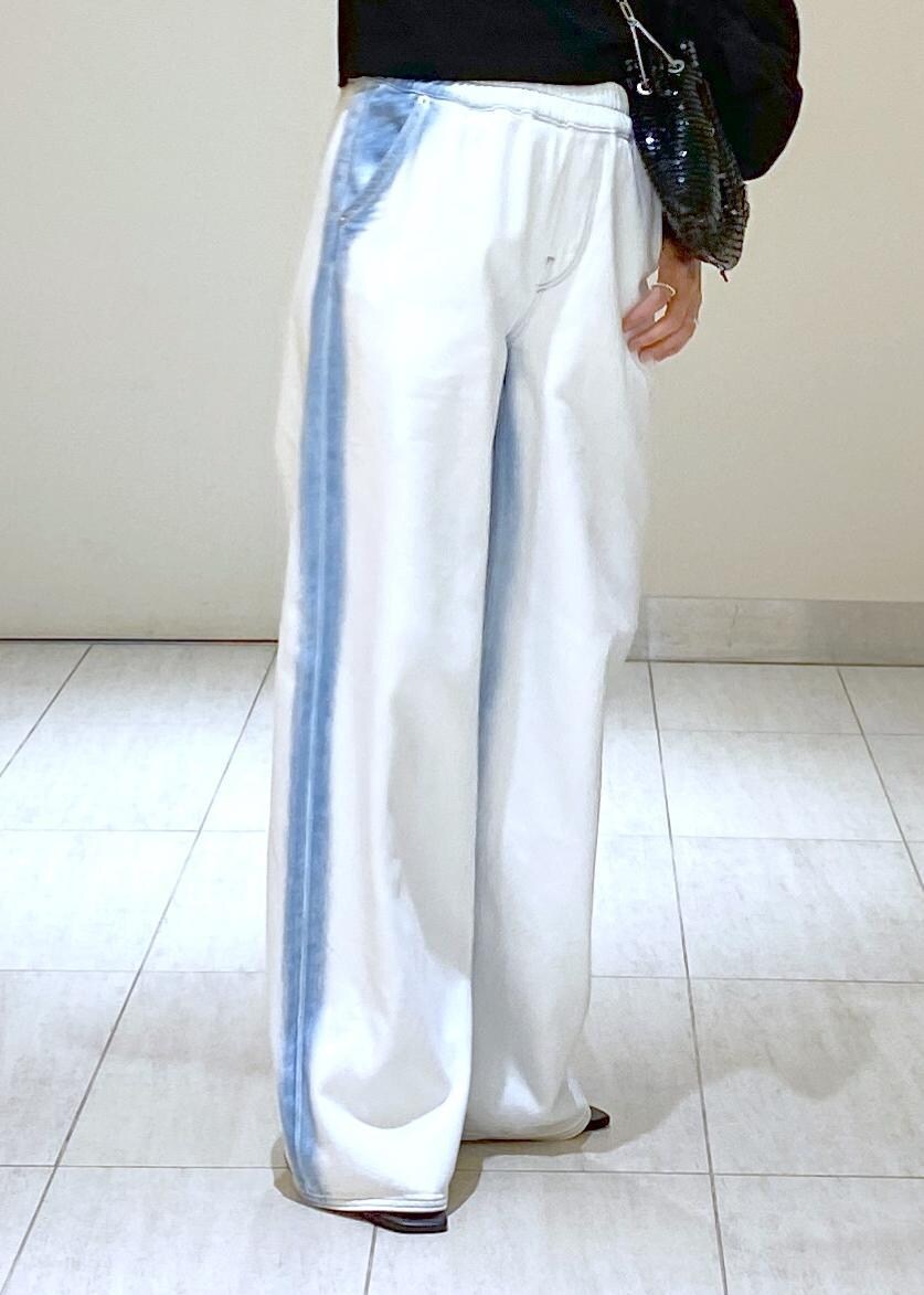 ブラック系のサンダル、ブラック系のTシャツ/カットソー、ブラック系のハンドバッグを着用したレディースの春コーディネートの8枚目の写真