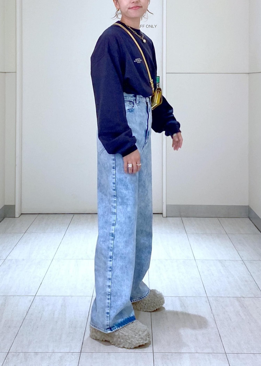 「PARROT CANVAS、パロットキャンバス、ファー、クロッグ、ウエストポーチ、24AW、24AW秋の新作、ママ、ママコーデ、ロンT、Tシャツコーデ、NEEDBY、ニードバイ、デニムコーデ、デニム」｜「ADAM ET ROPE'のチャンキーフェイクファークロッグ（サンダル、ベージュ系）」を使った、KUBOTAさん（レディース・159cm）の夏コーディネートの5枚目の写真