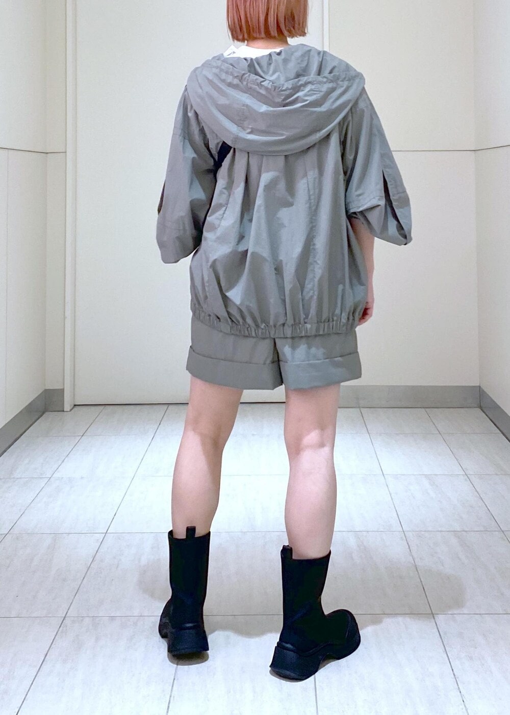 ホワイト系のニット/セーター、ベージュ系のボディバッグ/ウエストポーチ、グリーン系のその他アウターを着用したレディースの夏コーディネートの6枚目の写真