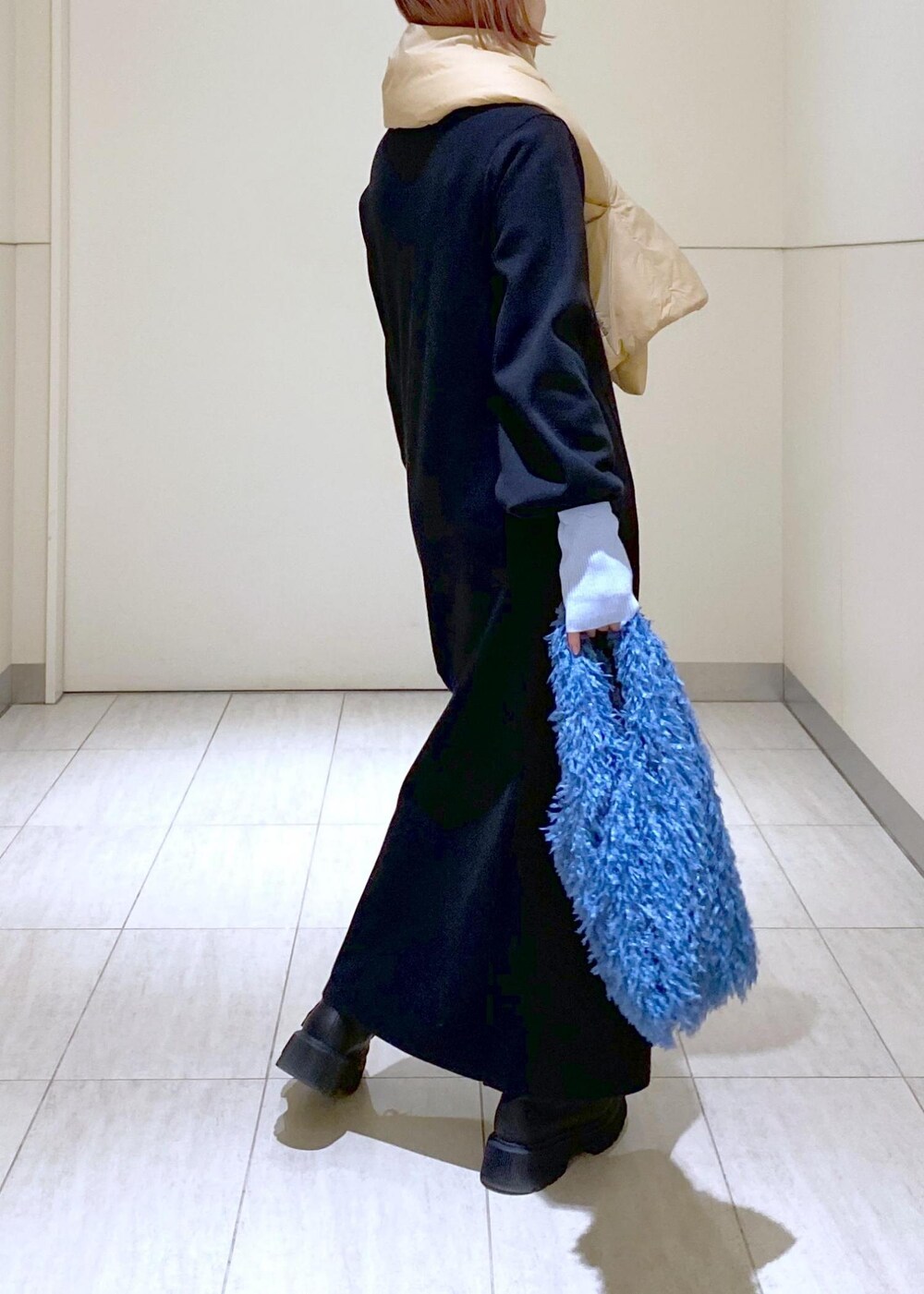 ブラック系のブーツ、ブルー系のニット/セーターを着用したレディースの冬コーディネートの5枚目の写真