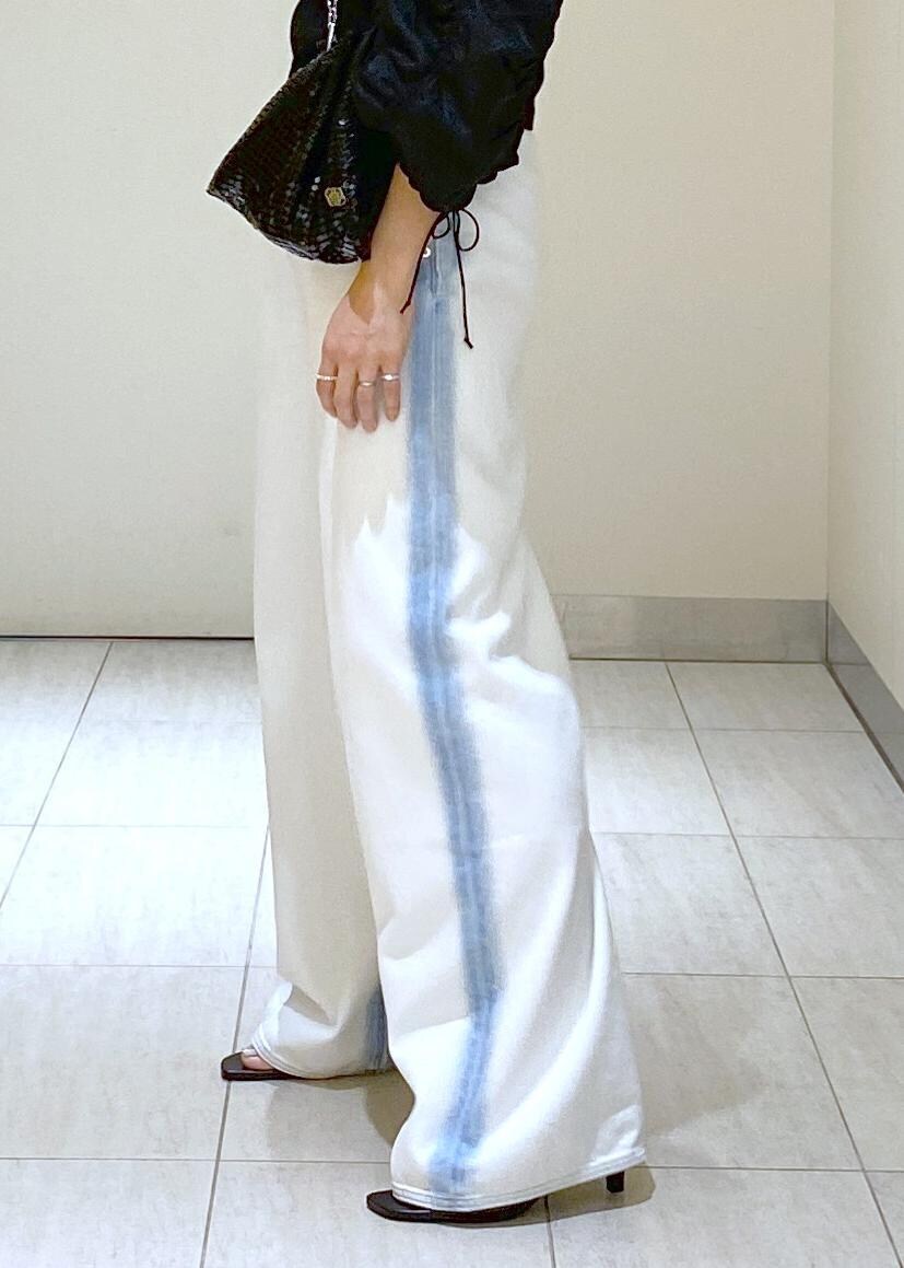 ブラック系のサンダル、ブラック系のTシャツ/カットソー、ブラック系のハンドバッグを着用したレディースの春コーディネートの9枚目の写真