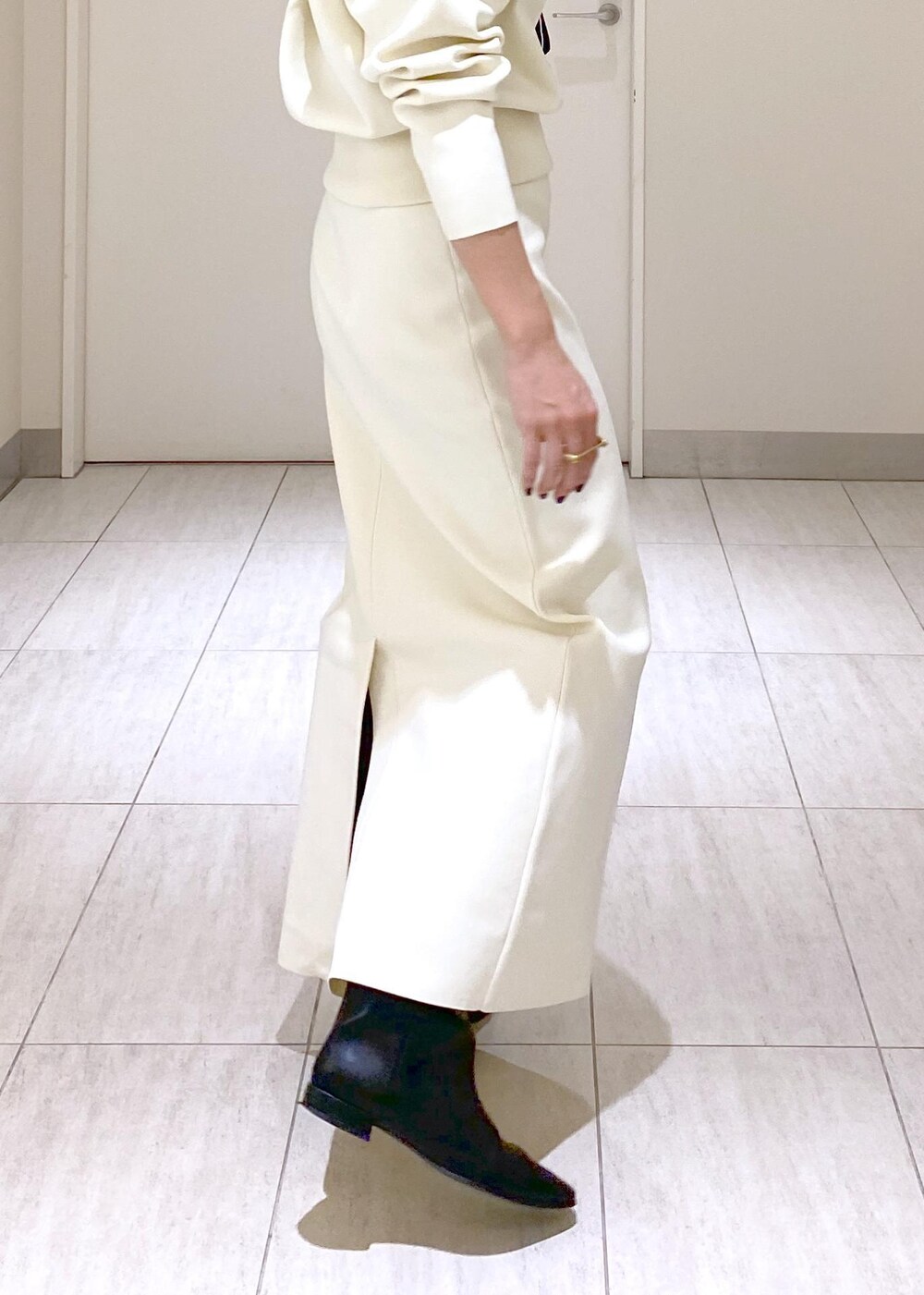 「JANE SMITH、ジェーンスミス、COW LEATHER HEART COIN CASE AND AIRPODS CASE、AIRPODS CASE、コインケース、ロングブーツ、お出かけスタイル、お出かけコーデ、休日スタイル、ママコーデ、ホワイト、クルーネック、タイトスカート、セットアップ、ブーツ」|「ADAM ET ROPE'のナロースクエアフラットロングブーツ(ブーツ、ブラック系)」を使った、KUBOTAさん(レディース・159cm)の秋コーディネートの5枚目の写真