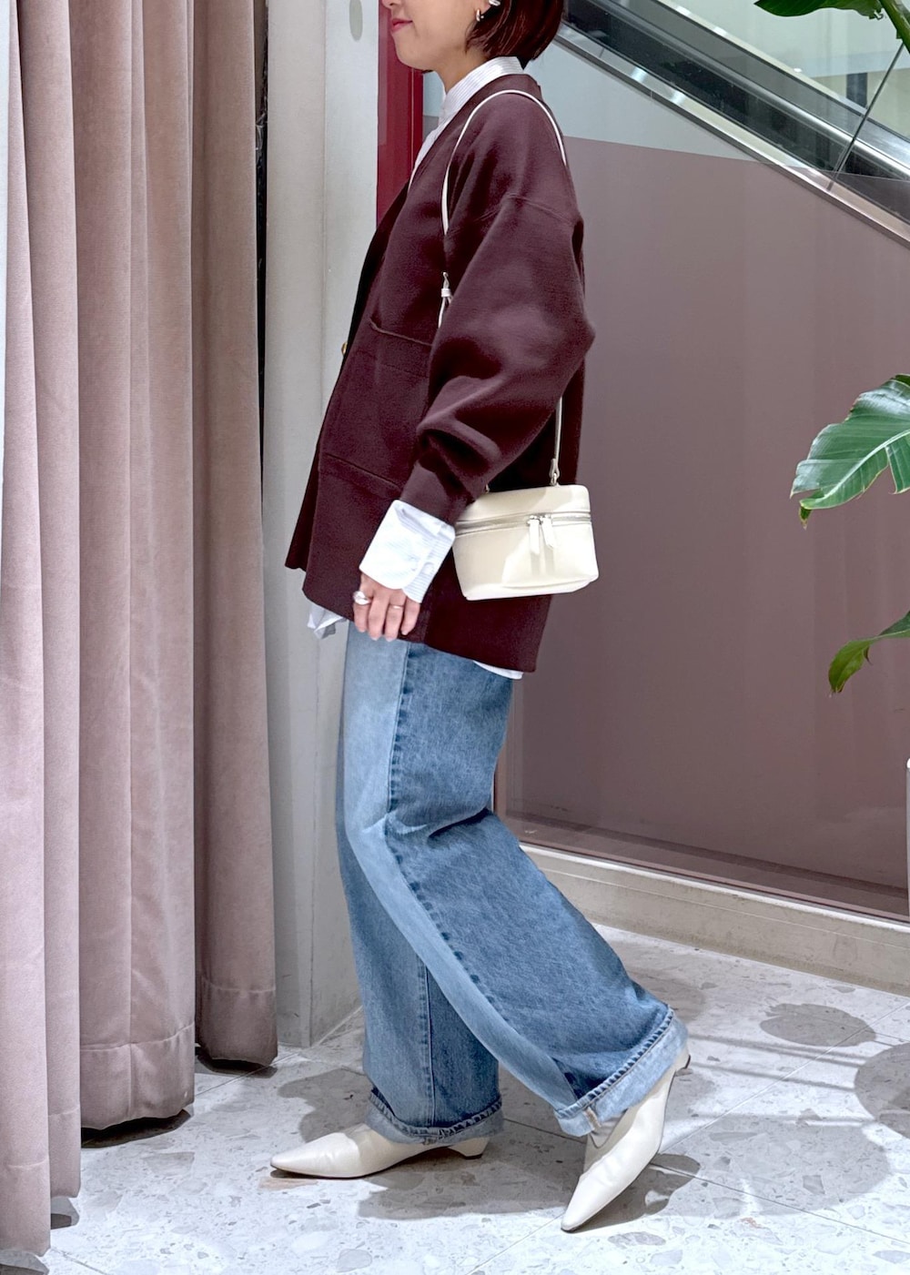 「HOMME girls、オムガール、バンドカラーシャツ、シャツ、バニティバッグ、ニードバイ、デニム、デニムコーデ、25ss、25ss春の新作、ママ、ママコーデ、休日コーデ、初春コーデ、お出かけコーデ」|「NEEDBY heritageの【NEEDBY for ADAM ET ROPE'】別注LUNA WIDE STRAIGHT(デニムパンツ、ブルー系)」を使った、KUBOTAさん(レディース・159cm)の冬コーディネートの3枚目の写真