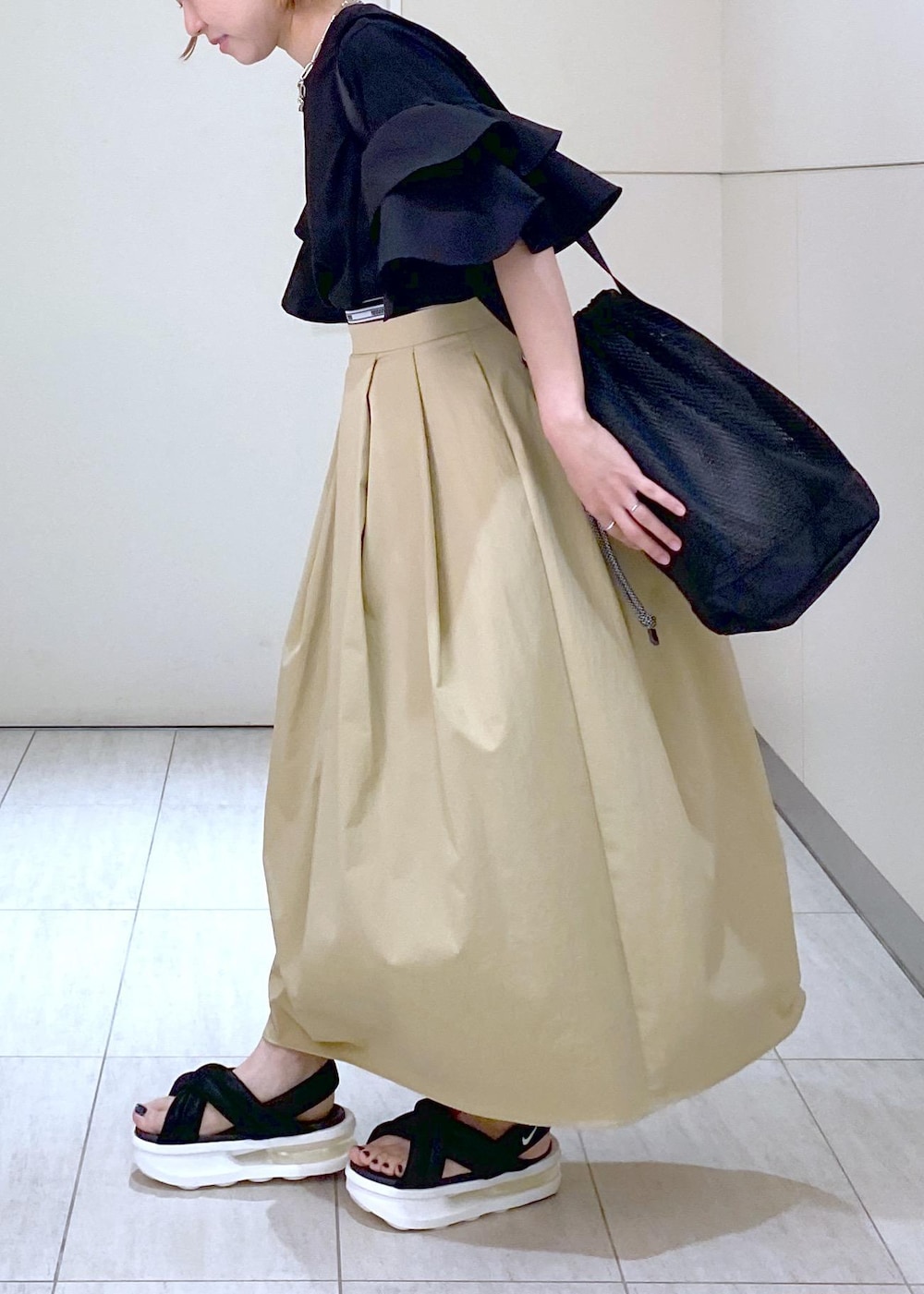 「24SS、24SS春の新作、24SS夏の新作、大人かわいい、大人フェミニン、カジュアルフェミニン、休日スタイル、休日コーデ、お出かけコーデ、ママコーデ、30代、フォトT、ラッフルT、チノ、NOMADIS」｜「ADAM ET ROPE'のコネクトチェーンネックレス（ネックレス、シルバー系）」を使った、KUBOTAさん（レディース・159cm）の春コーディネートの3枚目の写真