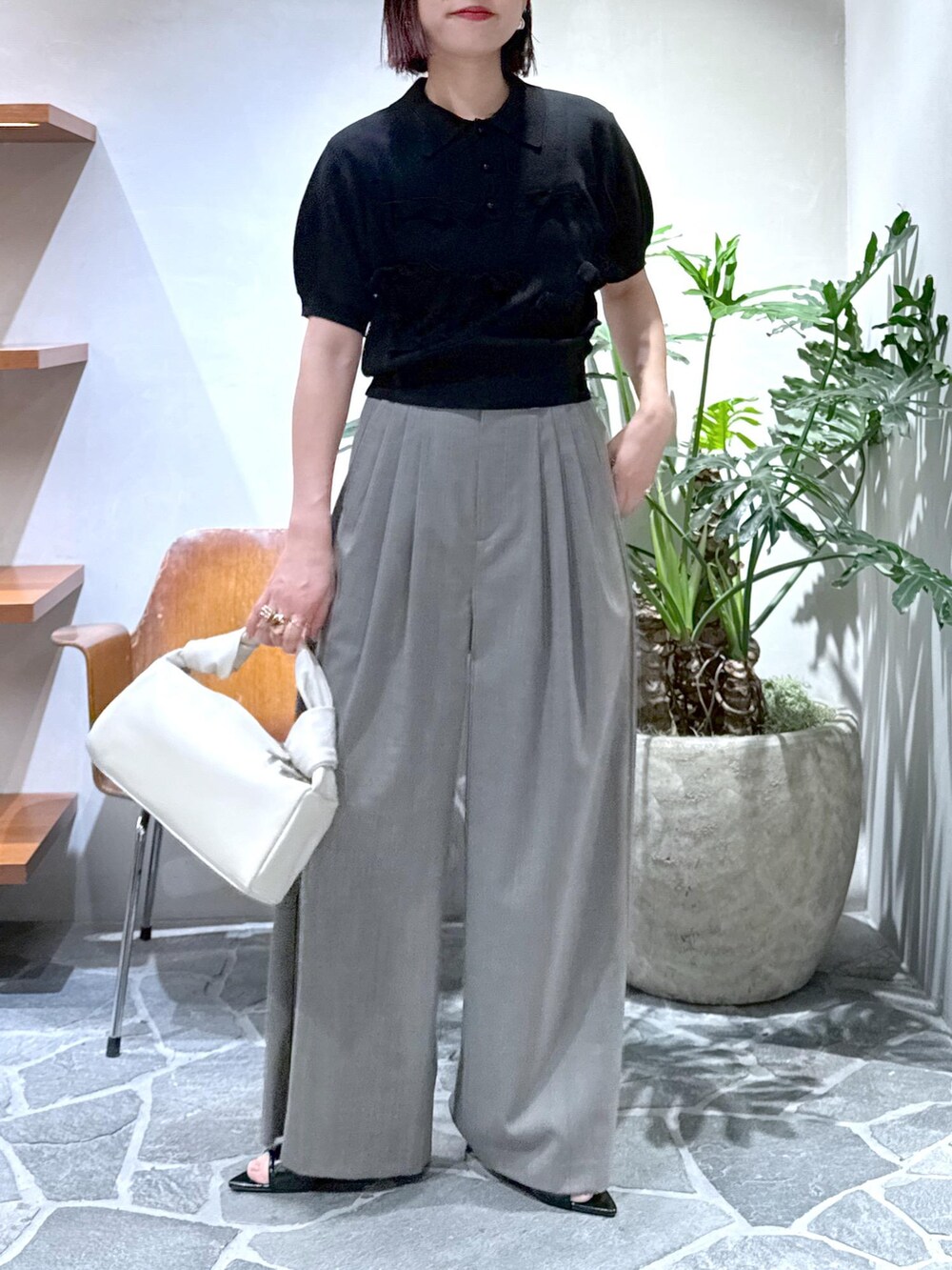 「デザイントップス、リボン、ワイドパンツ、スラックスパンツ、25ss、25ss春の新作、ママ、ママコーデ、大人コーデ、キレイめカジュアル、初春コーデ、春コーデ、デートコーデ、お出かけコーデ、旅行コーデ」|「ADAM ET ROPE'のポインテッドウェーブミュール(サンダル、ブラック系)」を使った、KUBOTAさん(レディース・159cm)の春コーディネートの2枚目の写真