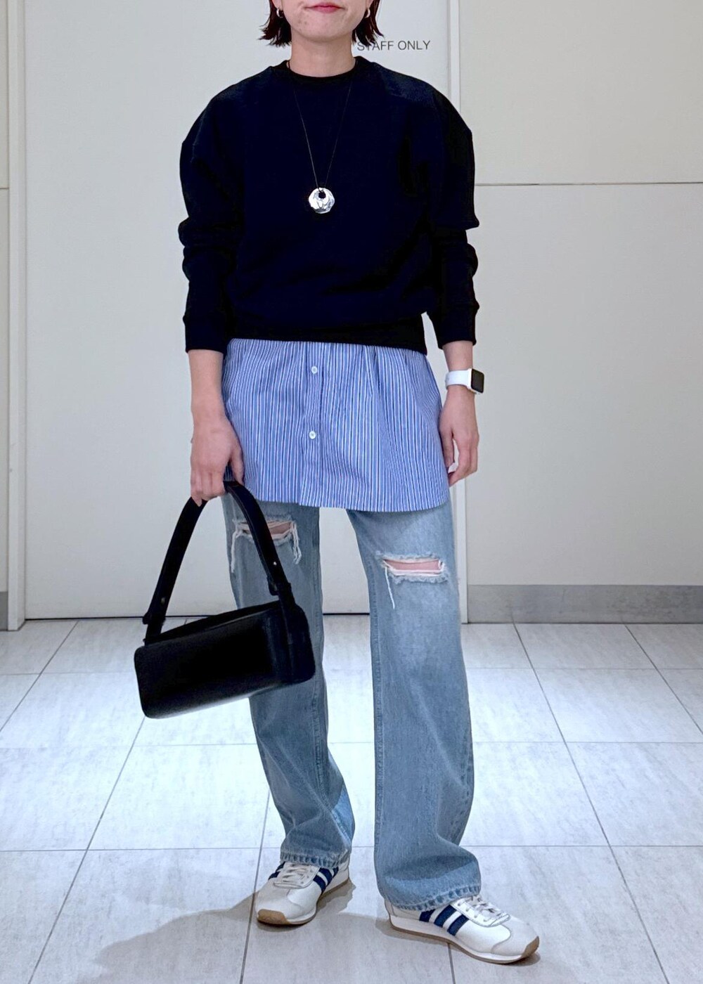 「デニム、ブローチ、HOMME girls、オムガール、25ss、25ss春の新作、大人、大人コーデ、ママコーデ、ママ、初春コーデ、デートコーデ、お出かけコーデ、旅行コーデ、推し活コーデ」|「ADAM ET ROPE'のボックスミニショルダーバッグ(ハンドバッグ、ブラック系)」を使った、KUBOTAさん(レディース・159cm)の冬コーディネートの2枚目の写真
