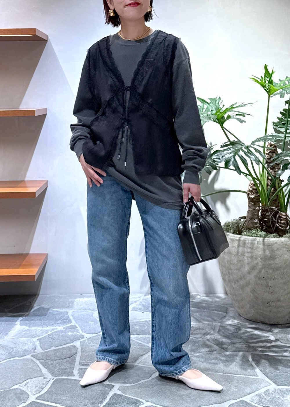 ピンク系のその他シューズ、グレー系のTシャツ/カットソー、ブラック系のベストを着用したレディースの春コーディネートの3枚目の写真