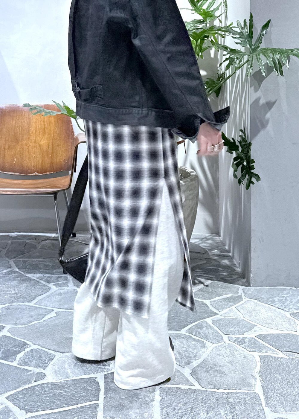 ブラック系のTシャツ/カットソー、ホワイト系のその他パンツ、ブラック系のワンピースを着用したレディースの冬コーディネートの9枚目の写真