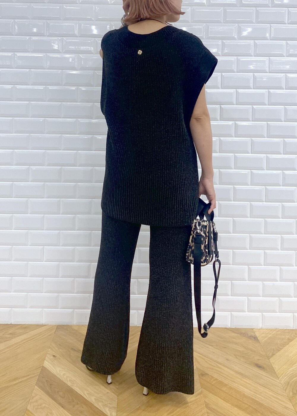 「GANNI、別注、Ben Amun、ベンアムン、24SS、24SS夏の新作、ママ、ママコーデ、ガニー、ブラック、プルオーバー、パンツ、十分丈、フレアパンツ、シルバー」｜「ADAM ET ROPE'の【洗える】ミックスモールヤーンニットパンツ（その他パンツ、ブラック系）」を使った、KUBOTAさん（レディース・159cm）の夏コーディネートの7枚目の写真