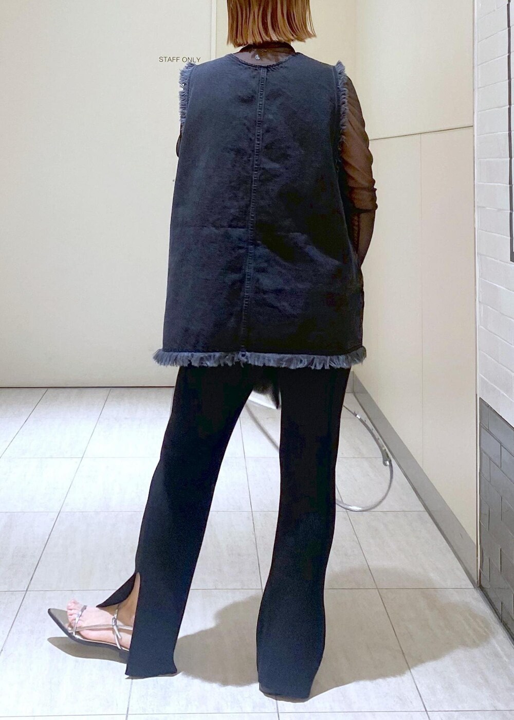 「GANNI、ガニー、Ben Amun、ベンアムン、24SS、24SS春の新作、デニムベスト、ニットパンツ、ママコーデ、休日スタイル、お出かけコーデ、大人かわいい、ADAM ET ROPÉ、骨格ウェーブ、ブルべ」|「ADAM ET ROPE'のナローフラットサンダル(サンダル、シルバー系)」を使った、KUBOTAさん(レディース・159cm)の春コーディネートの7枚目の写真