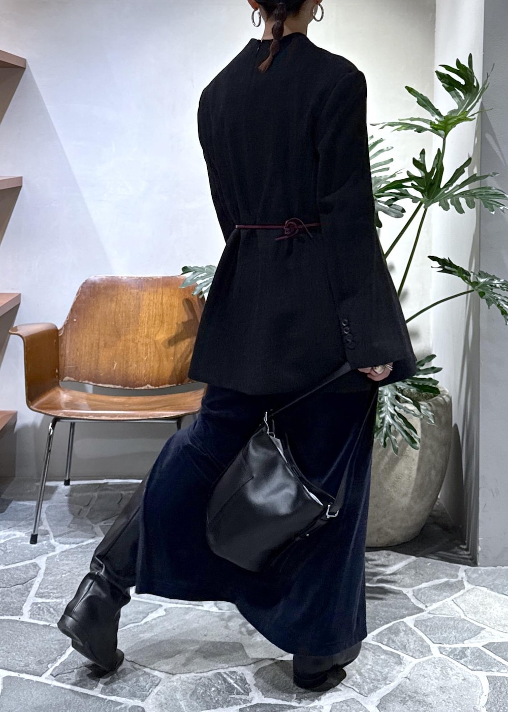 グレー系のシャツ/ブラウス、ブラック系のショルダーバッグ、ブルー系のワンピースを着用したレディースの冬コーディネートの7枚目の写真