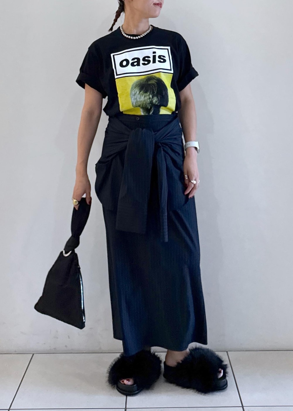 「25ss、25aw秋の新作、25aw、ファーサンダル、ママコーデ、oasis 10Culture / ADAM ET ROPE'、oasis、オアシス、25ss夏の新作、夏コーデ、初秋コーデ、デートコーデ、お出かけコーデ、旅行コーデ、フェスコーデ」|「ADAM ET ROPE'のボリュームファーサンダル(サンダル、ブラック系)」を使った、KUBOTAさん(レディース・159cm)の夏コーディネートの2枚目の写真