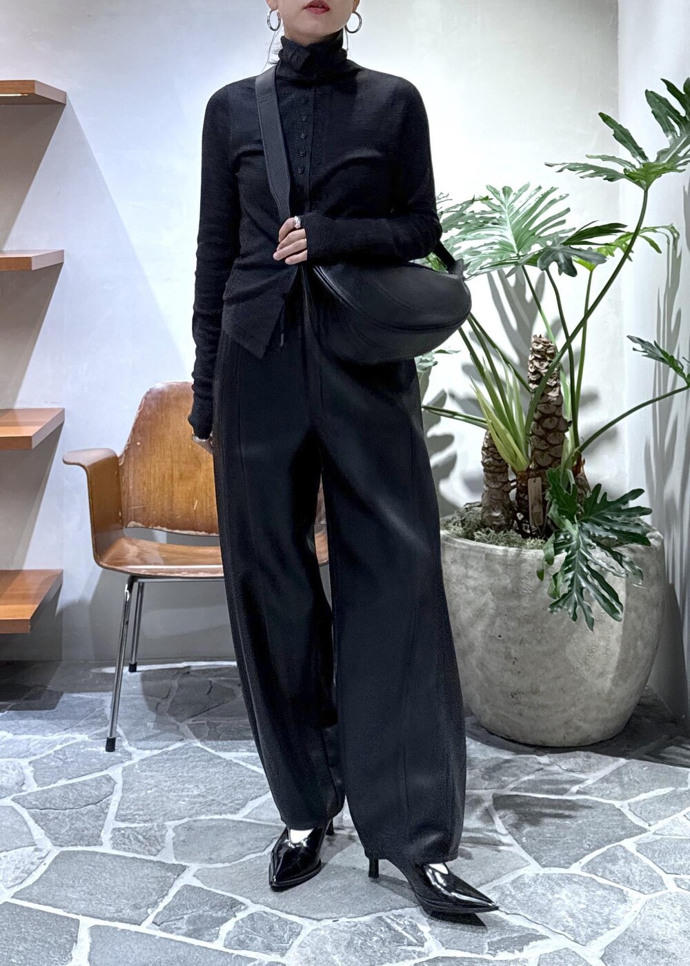 ブラック系のショルダーバッグ、ブラック系のパンプス、ブラック系のその他パンツを着用したレディースの秋コーディネートの7枚目の写真