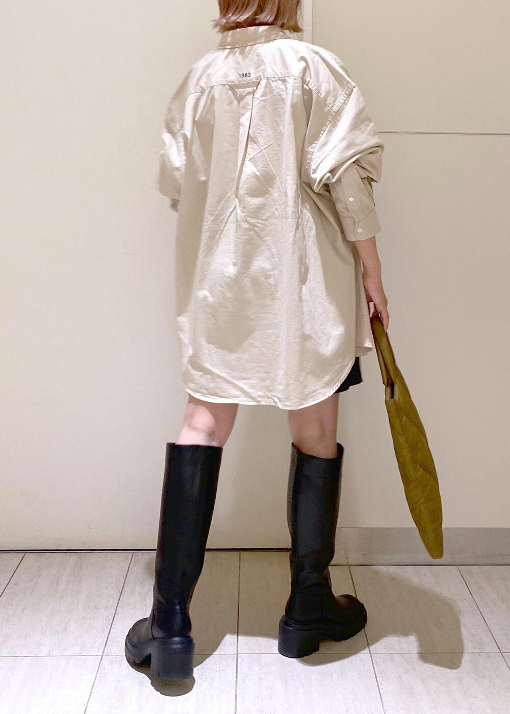 ブラック系のその他パンツ、ベージュ系のシャツ/ブラウス、ブラック系のブーツを着用したレディースの夏コーディネートの4枚目の写真