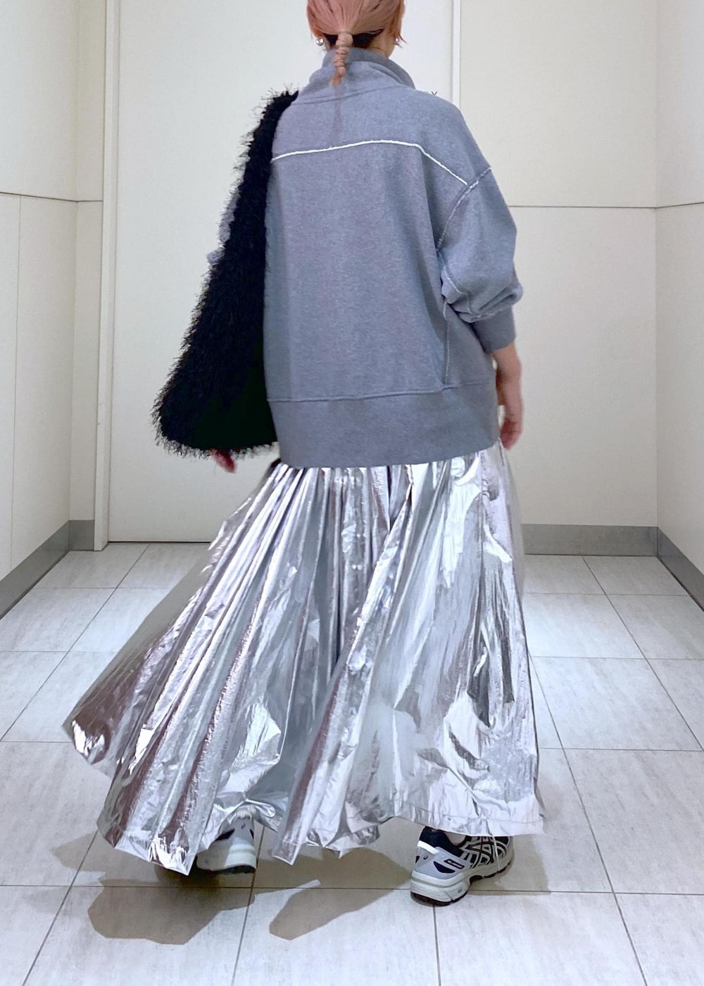 「アシックス、asics、24aw、24aw秋の新作、シルバー、メタリック、フリンジバッグ、ママ、ママコーデ、大人かわいい、初秋コーデ、秋コーデ、運動会コーデ、お出かけコーデ、旅行コーデ」｜「ADAM ET ROPE'の【サステナブル】フリンジファーワンハンドルバッグ（ハンドバッグ、ブラック系）」を使った、KUBOTAさん（レディース・159cm）の秋コーディネートの5枚目の写真