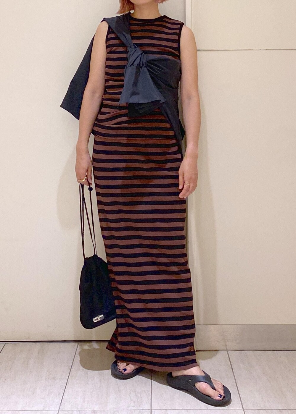 ブラック系のシャツ/ブラウス、ブラック系のショルダーバッグ、ブラウン系のタンクトップを着用したレディースの夏コーディネートの3枚目の写真