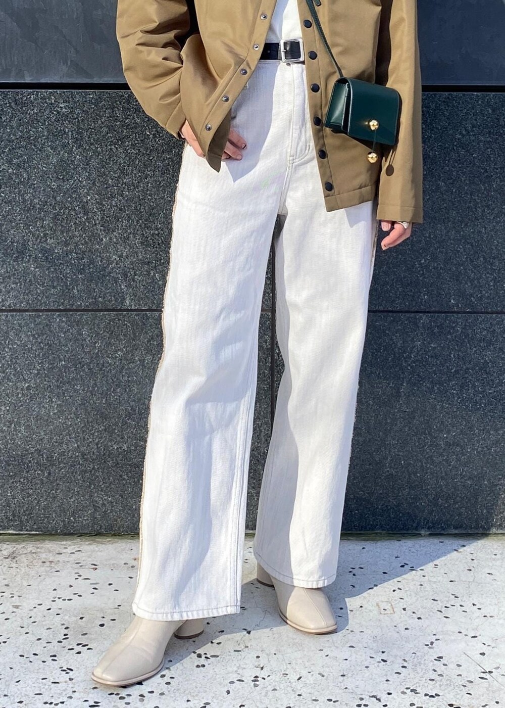「agnes b.、アニエスベー、MARY AL TERNA、メアリーオルターナ、プレッションカーディガン、中綿ブルゾン、ママコーデ、休日スタイル、お出かけコーデ、ERICKA NICOLAS BEGAY、エリッカニコラスビゲイ、ポシェット、カーキ、ノーカラー、ブルゾン」｜「ADAM ET ROPE'のストレッチミドルブーツ（ブーツ、ホワイト系）」を使った、KUBOTAさん（レディース・159cm）の冬コーディネートの5枚目の写真