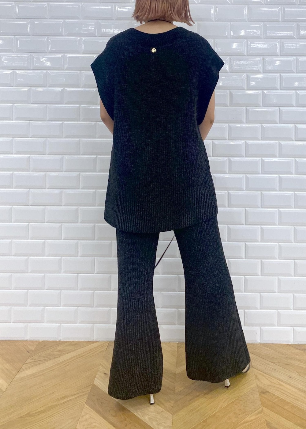 「GANNI、別注、Ben Amun、ベンアムン、24SS、24SS夏の新作、ママ、ママコーデ、ガニー、ブラック、プルオーバー、パンツ、十分丈、フレアパンツ、シルバー」｜「ADAM ET ROPE'の【洗える】ミックスモールヤーンニットパンツ（その他パンツ、ブラック系）」を使った、KUBOTAさん（レディース・159cm）の夏コーディネートの8枚目の写真